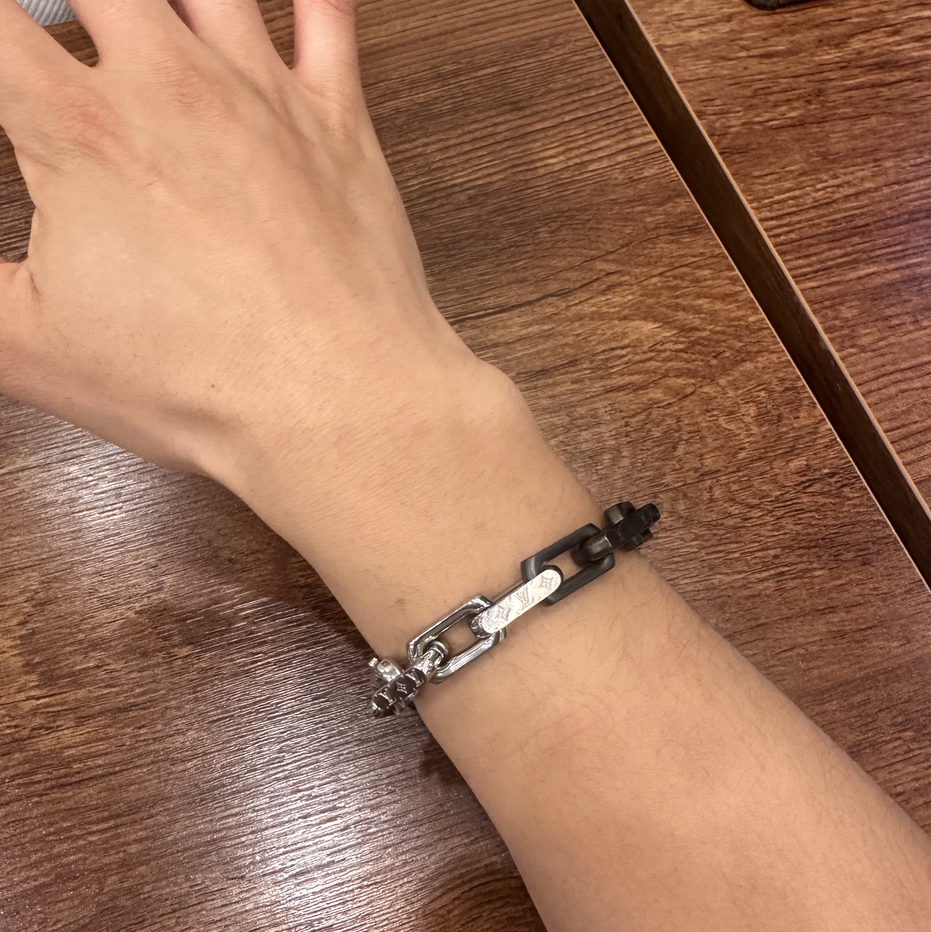 Louis Vuitton Monogram Chain Bracelet Silver Black 착용 스타일 - 1