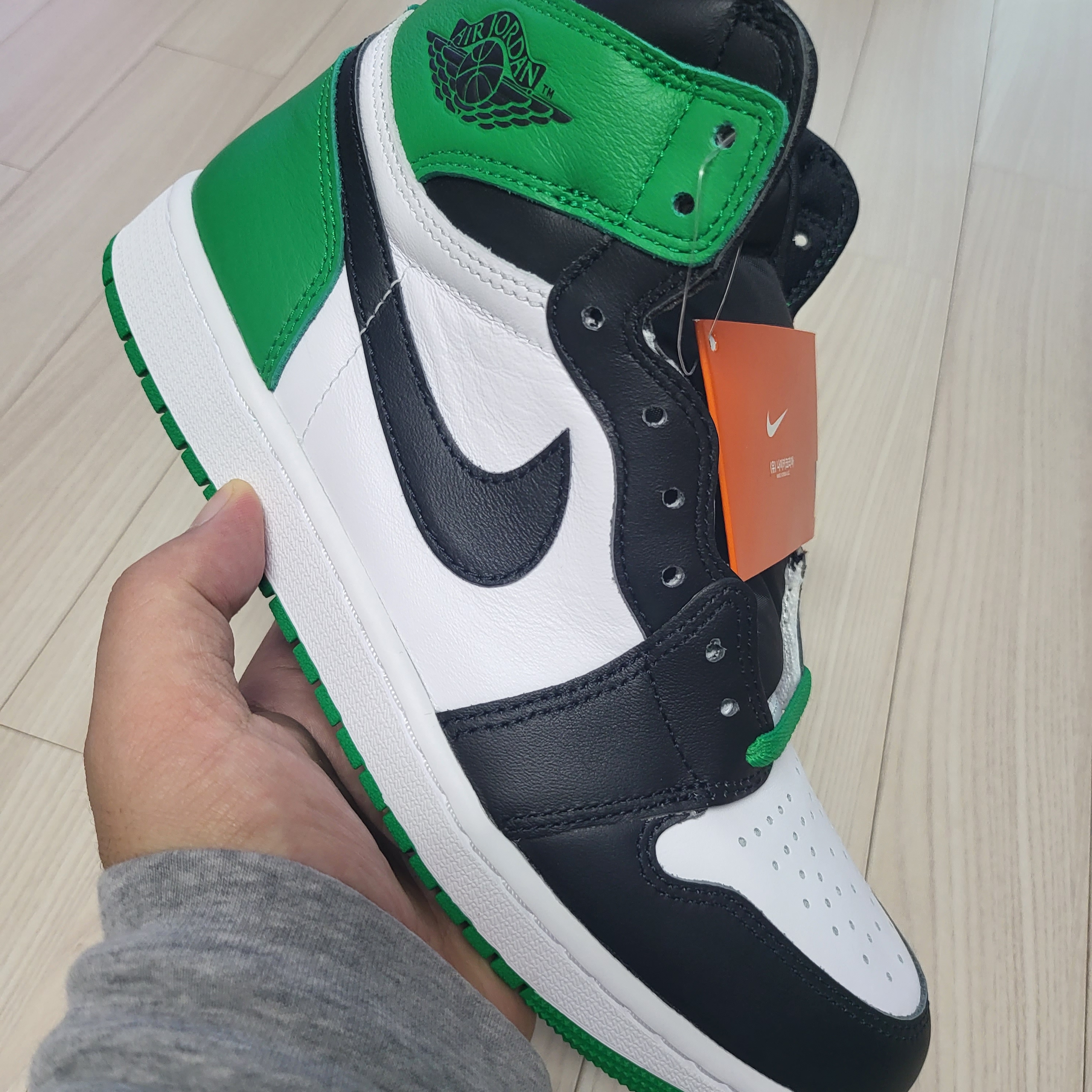 Jordan 1 Retro High OG Black and Lucky Green 착용 스타일 - 1