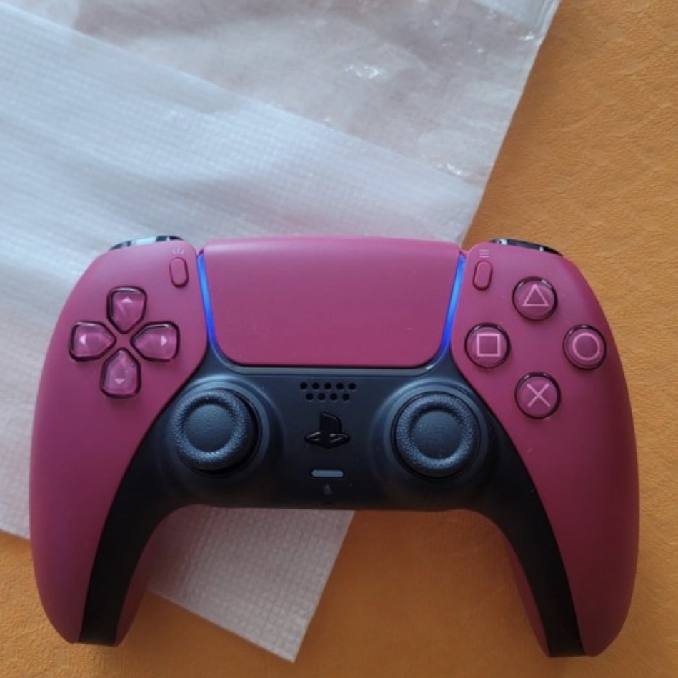 Playstation 5 DualSense Wireless Controller Cosmic Red (Korean Ver.) 착용 스타일