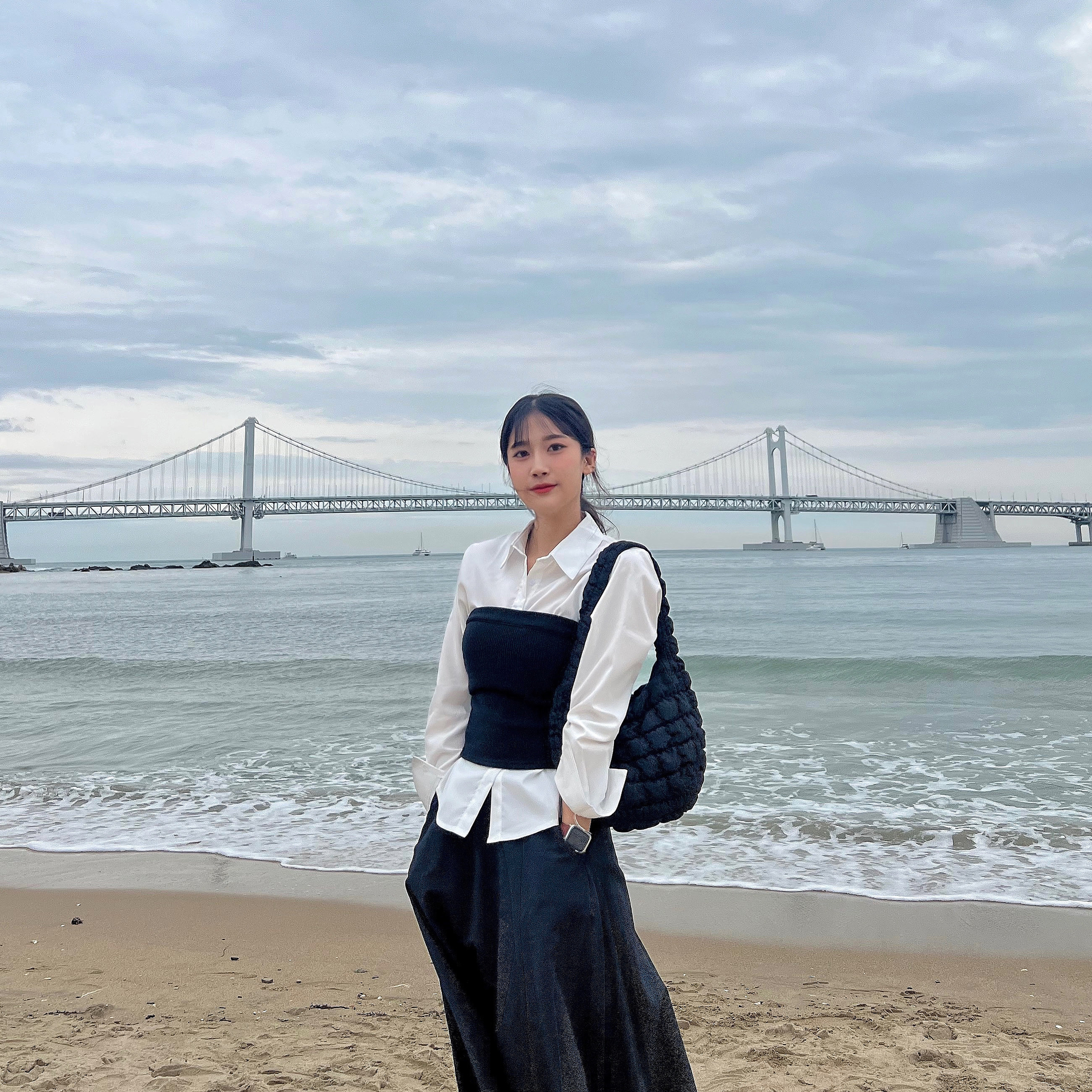 COS Quilted Mini Bag Black 착용 스타일