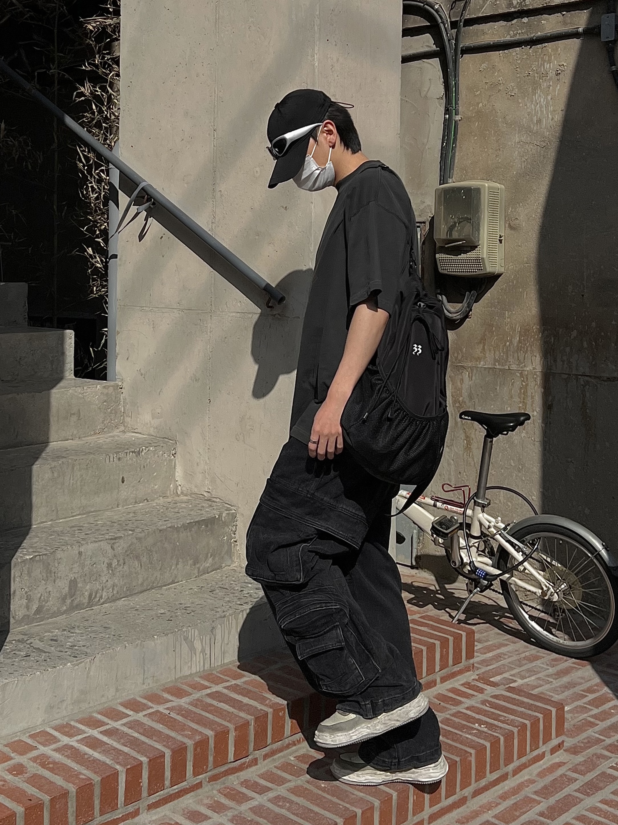 Maison Mihara Yasuhiro Wayne OG Sole Distressed Leather Low-top Sneaker White 착용 스타일 - 3
