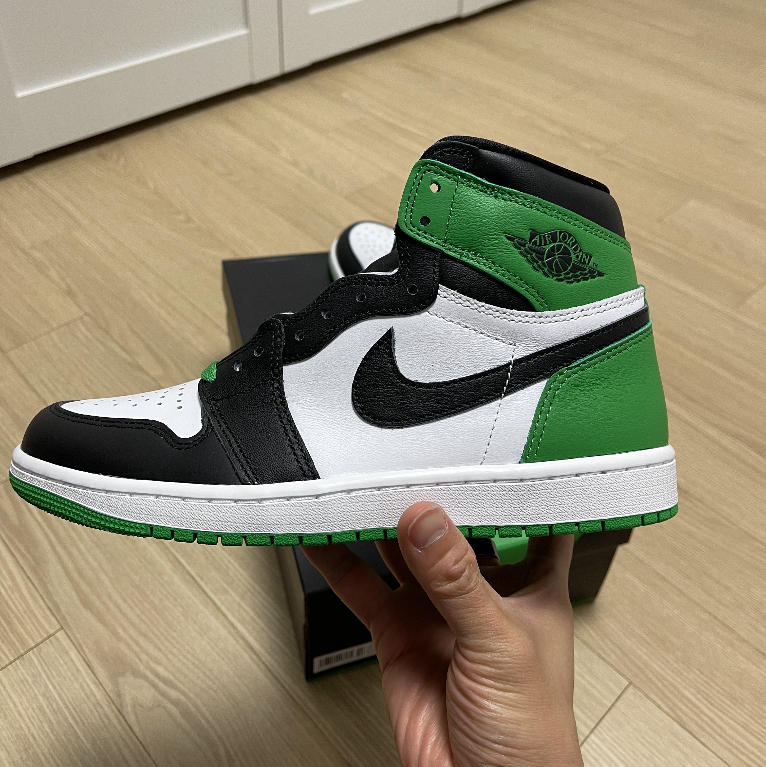 Jordan 1 Retro High OG Black and Lucky Green 착용 스타일 - 2