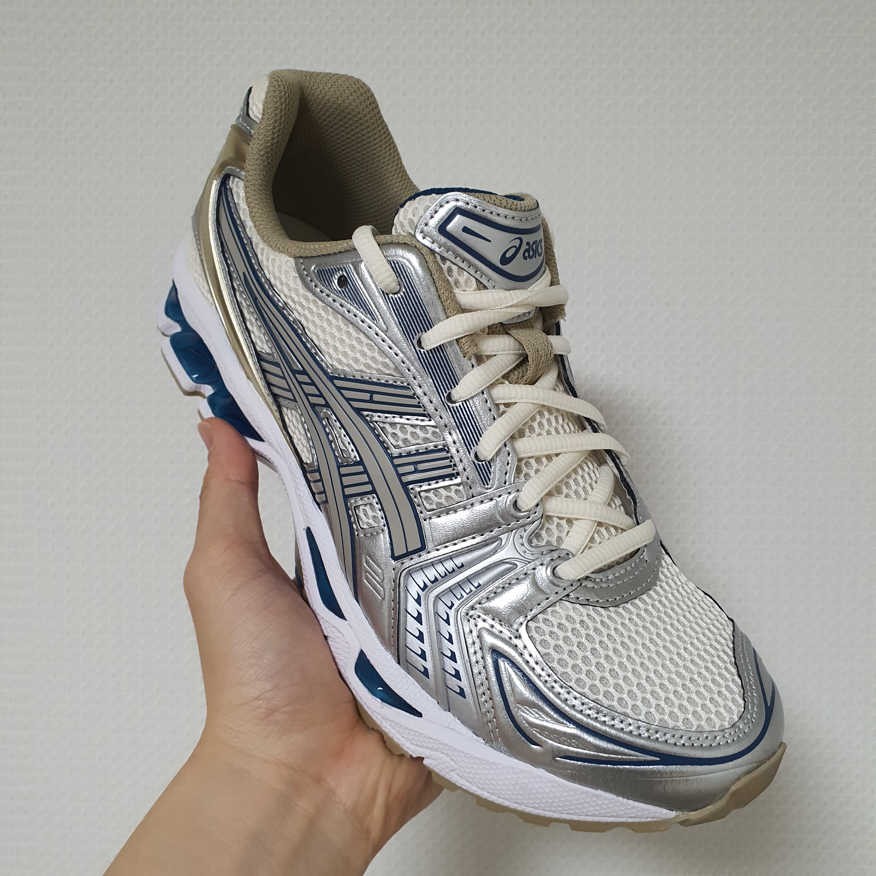 Asics Gel-Kayano 14 Cream Pure Silver 착용 스타일
