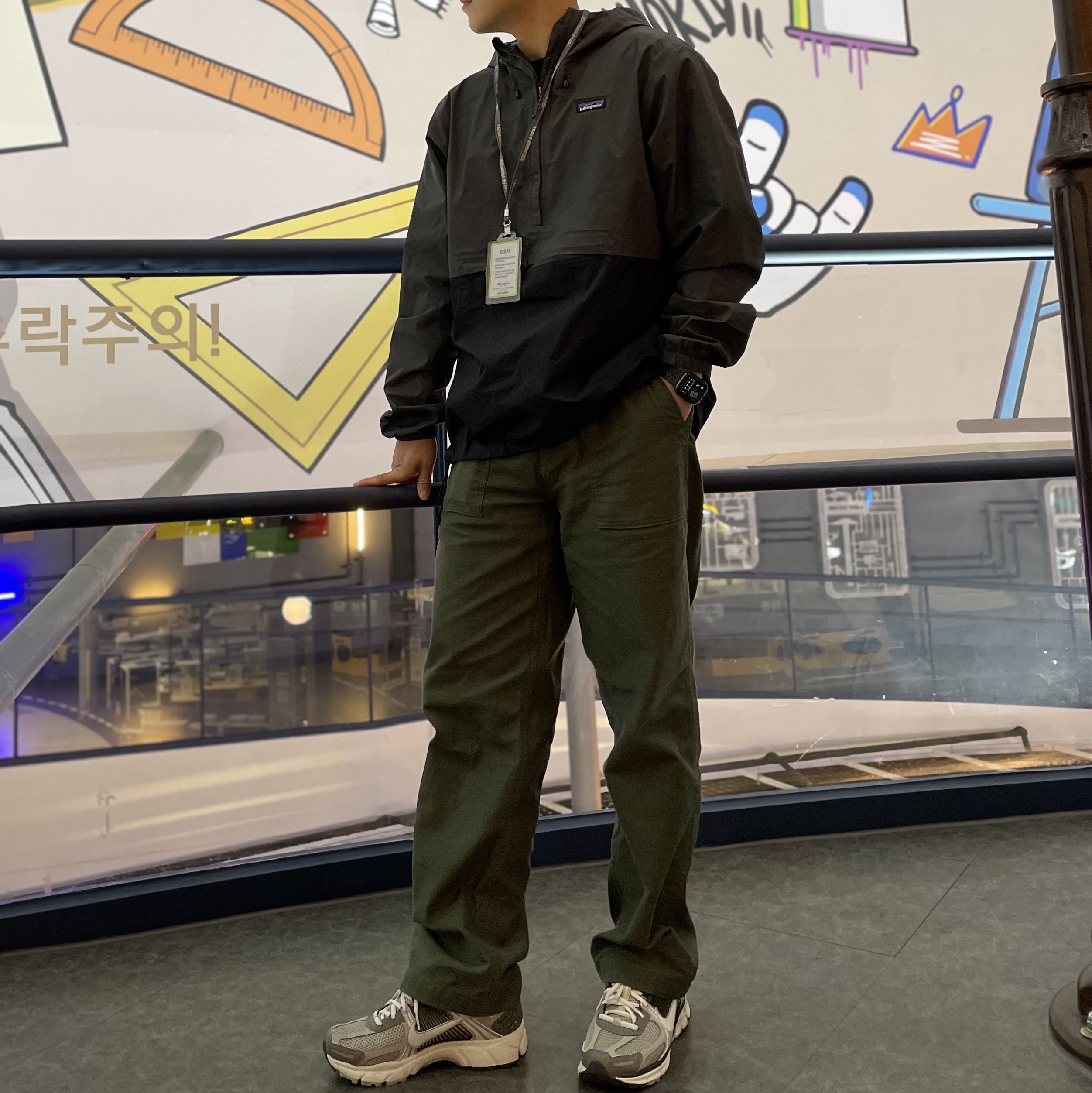 (W) Nike Zoom Vomero 5 Cobblestone and Flat Pewter, Patagonia Torrentshell 3L Jacket Forge Grey 착용 스타일