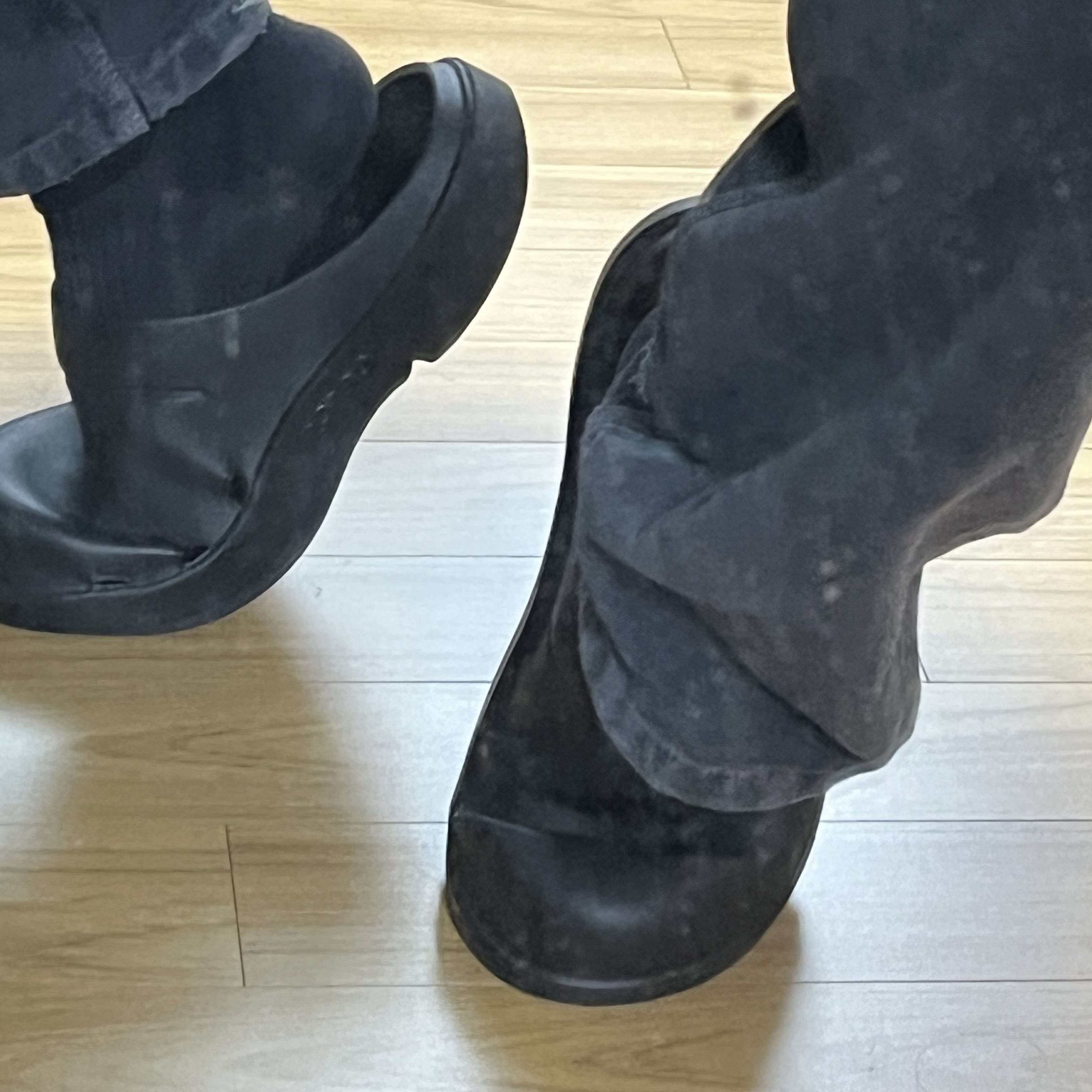 Oofos OOCloog Black 착용 스타일