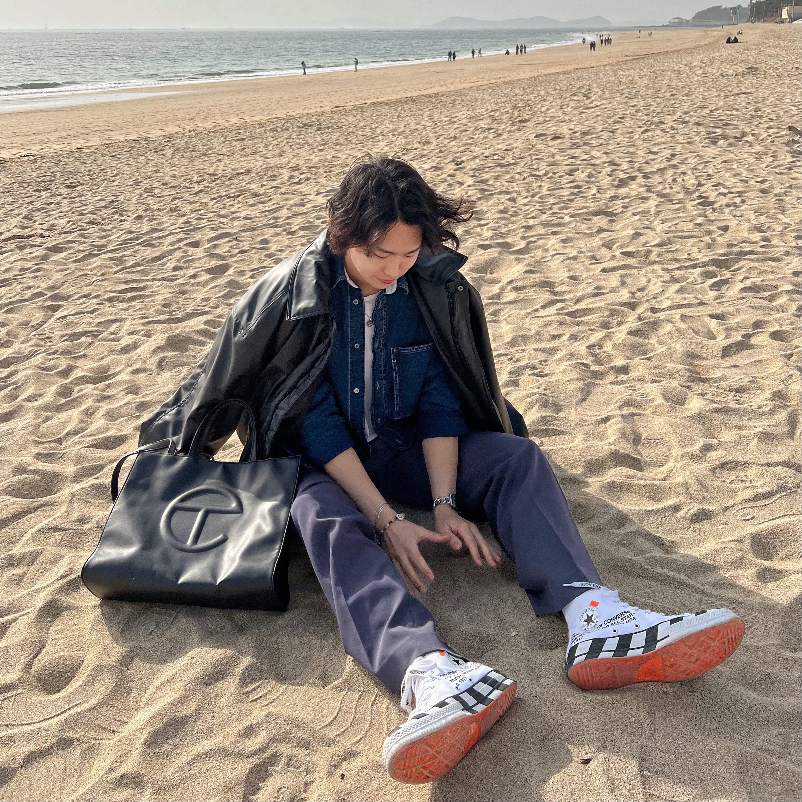 Telfar Medium Shopping Bag Black, Converse x Off-White Chuck 70 High V2 2021 착용 스타일