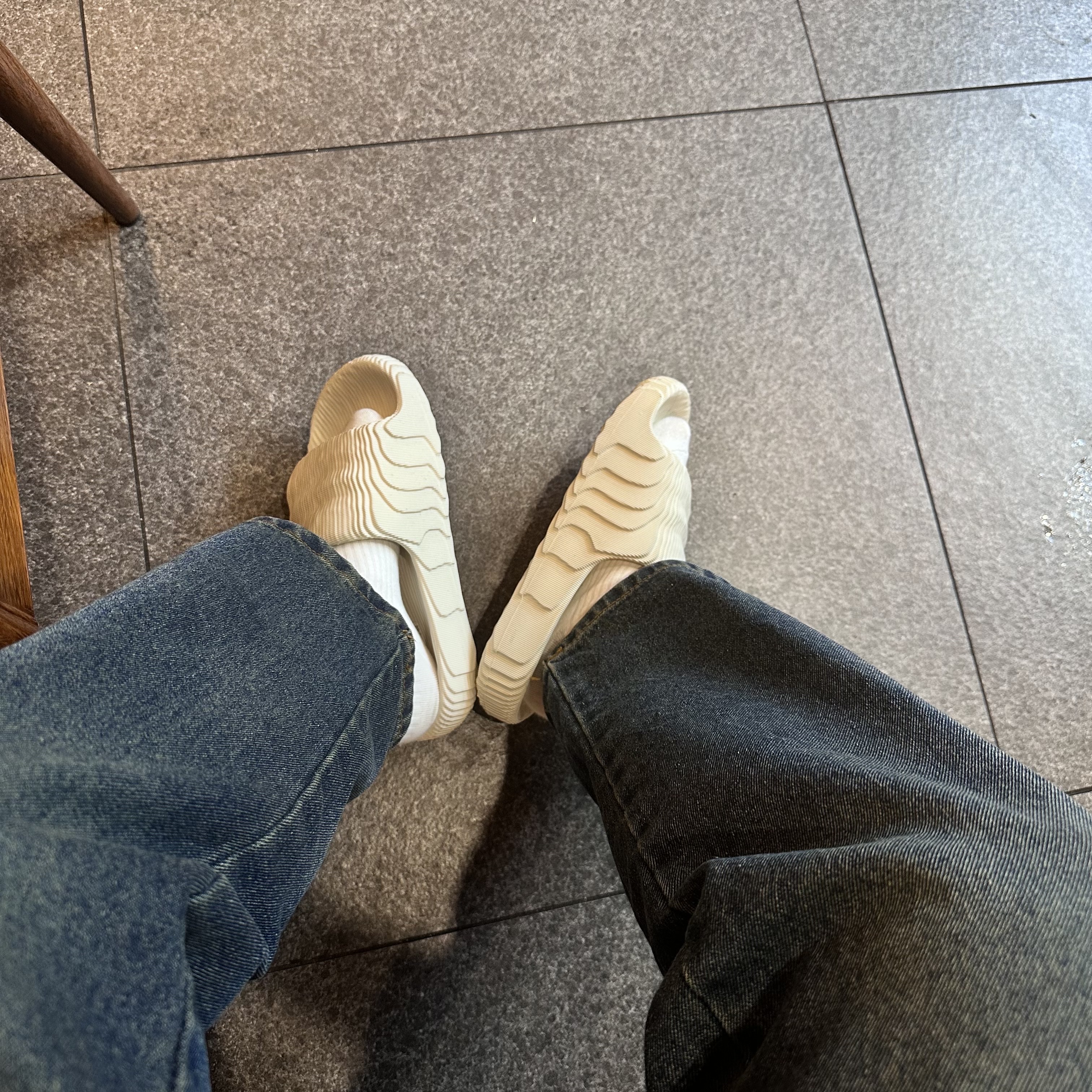 Adidas Adilette 22 Aluminium 착용 스타일 - 1