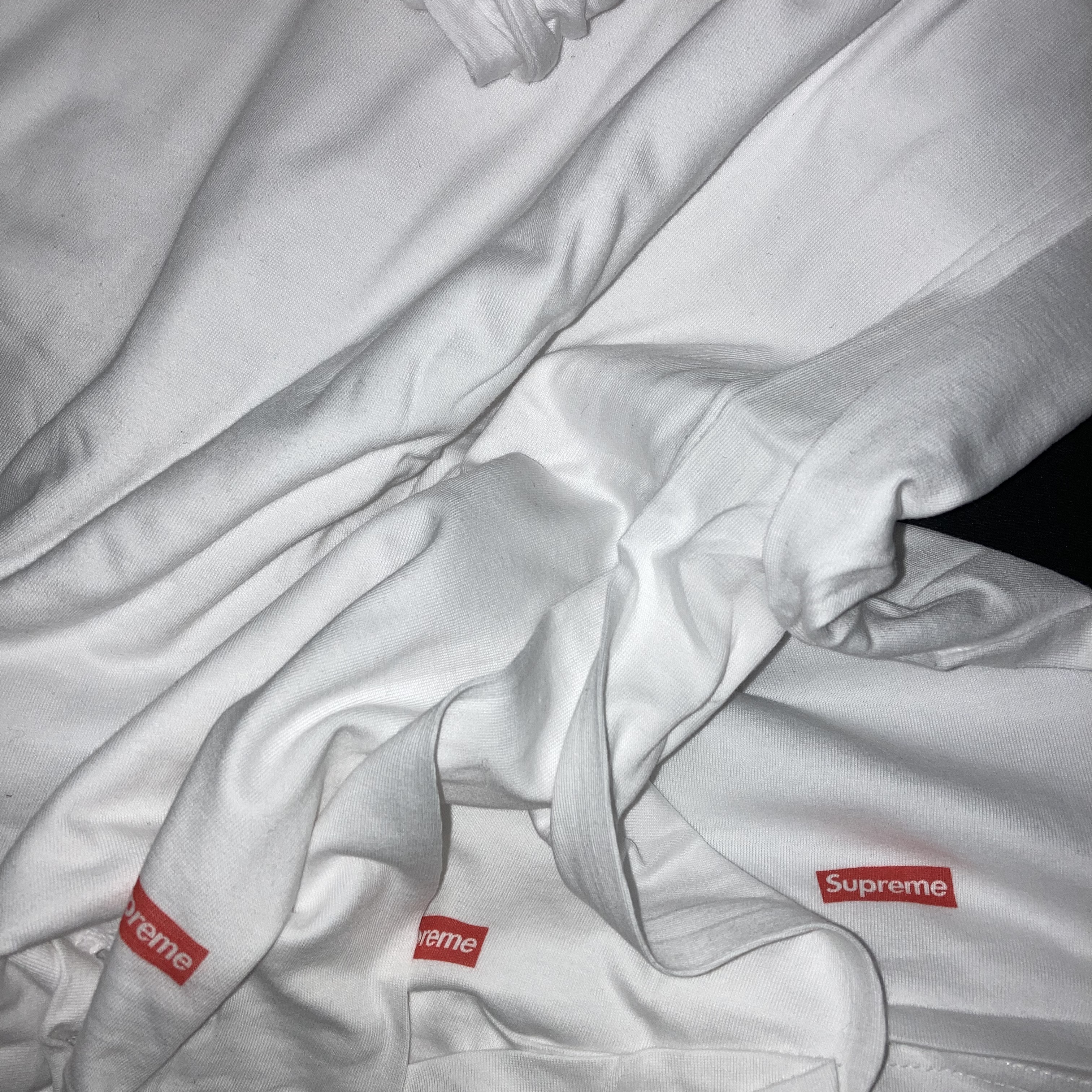 Supreme Hanes Tagless T-Shirt White (3 Pack) 착용 스타일 - 1