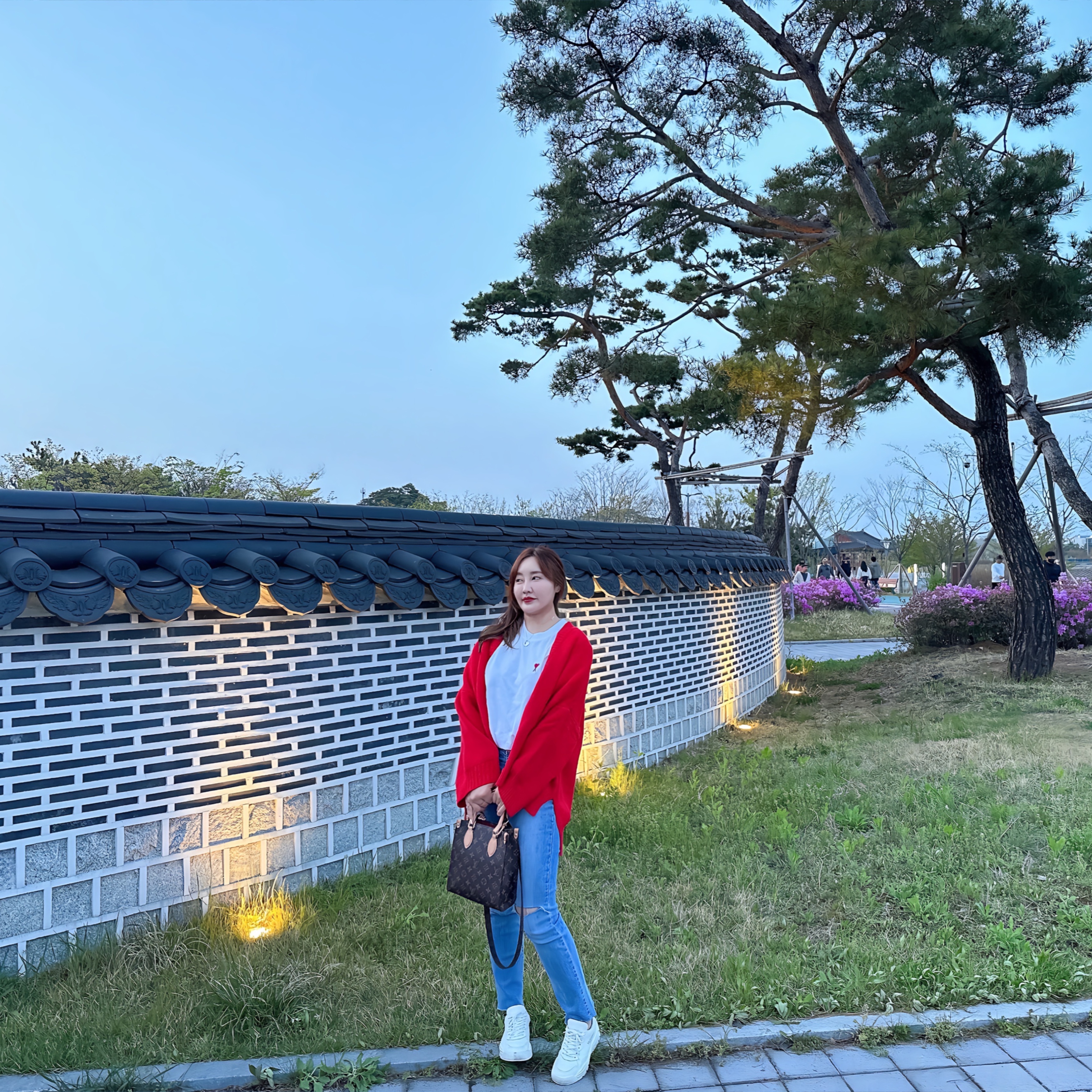 AMI de Coeur T-Shirt White, Louis Vuitton Sac Plat BB Monogram 착용 스타일 - 2