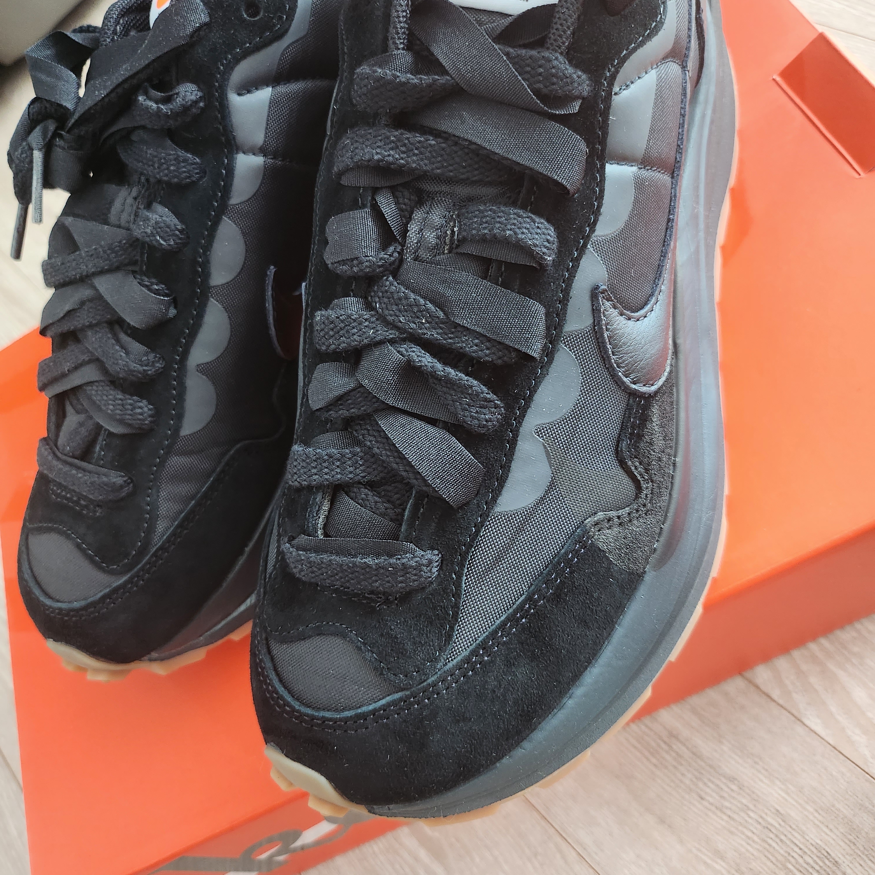 Nike x Sacai VaporWaffle Black and Gum 착용 스타일