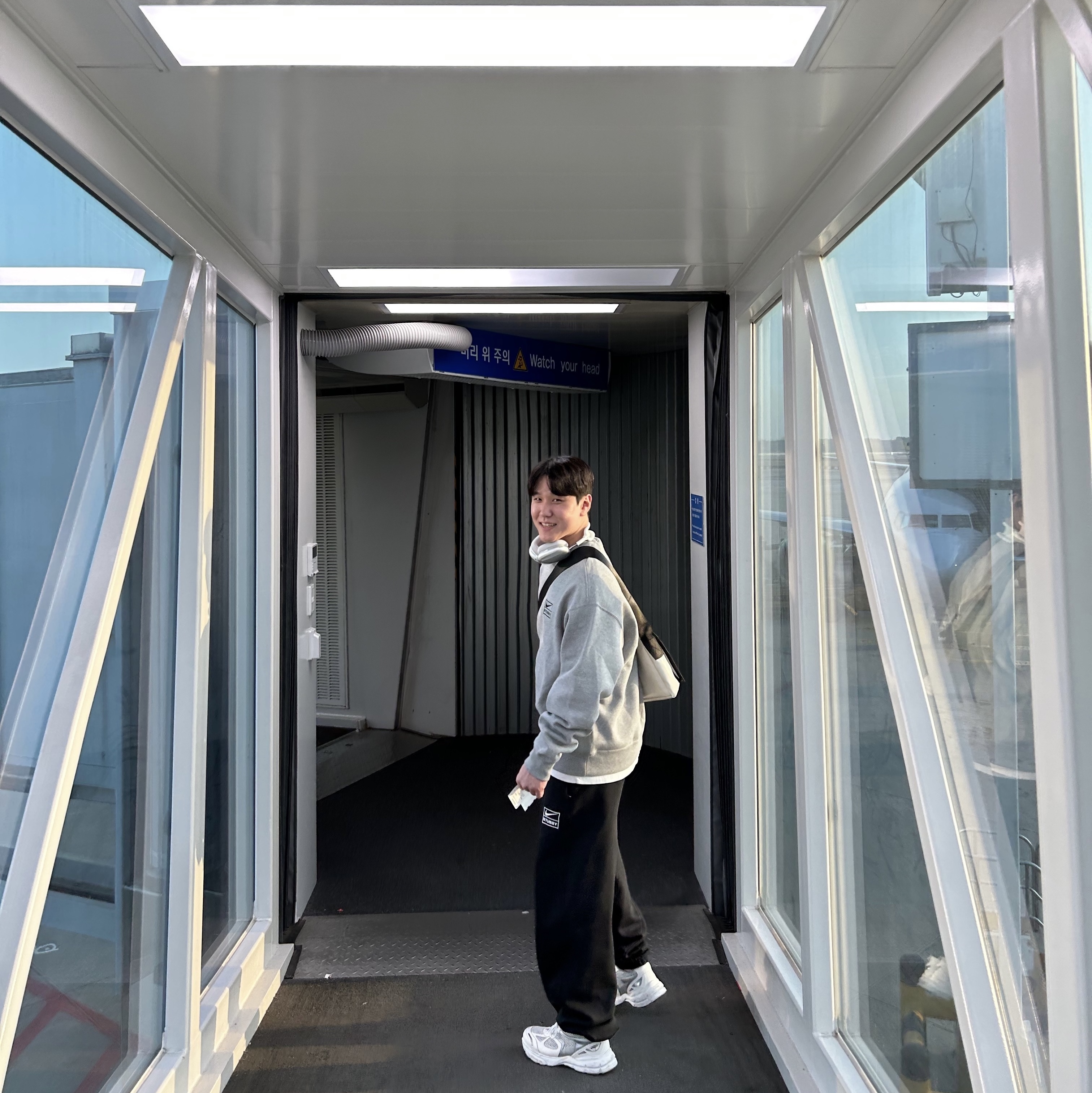 Nike x Stussy NRG Fleece Crewneck Dark Grey Heather (DO9337-063), Nike x Stussy NRG Washed Fleece Pants Black (DO5296-010) 착용 스타일