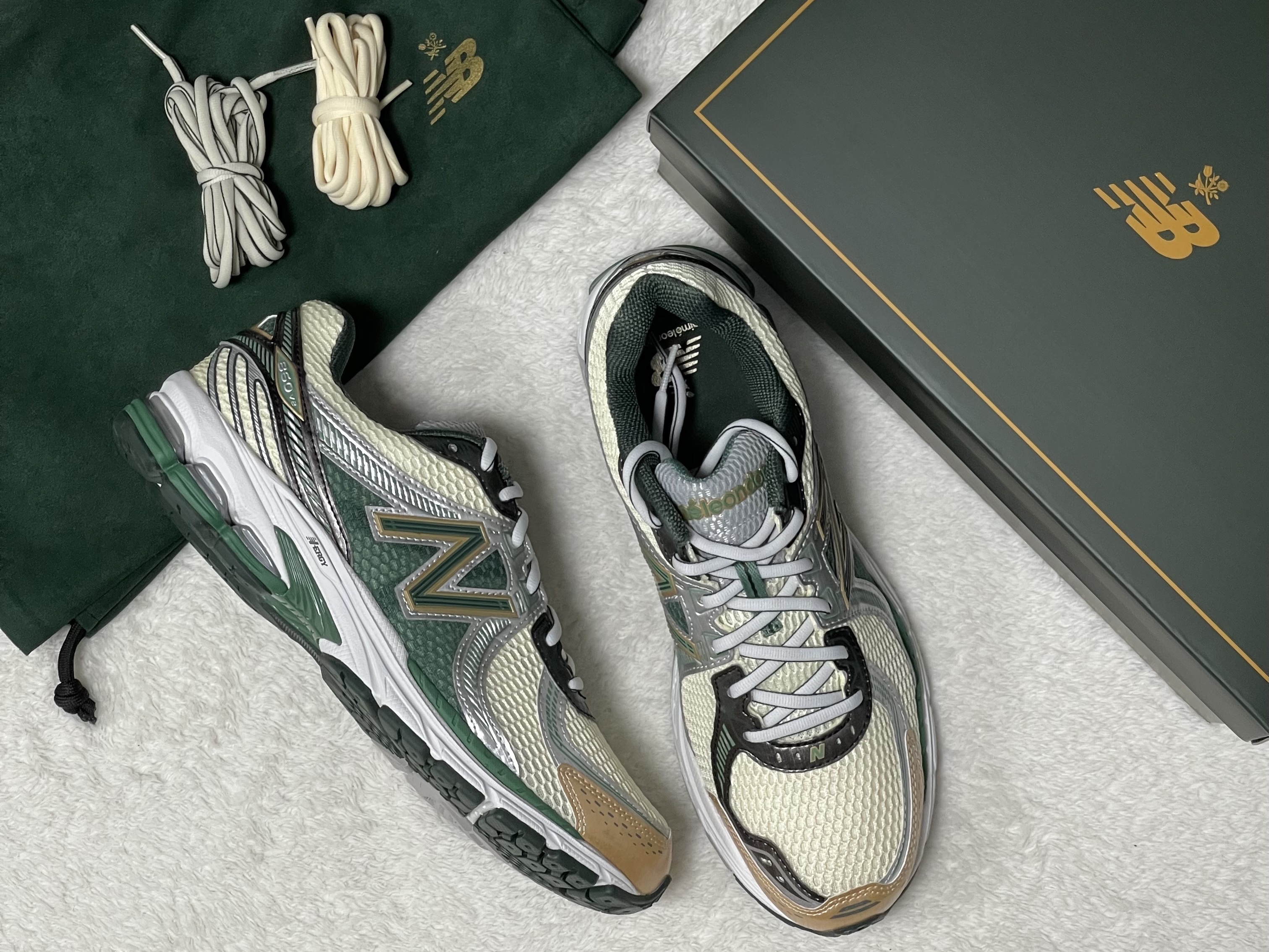 New Balance x Aime Leon Dore 860v2 Green 착용 스타일 - 1