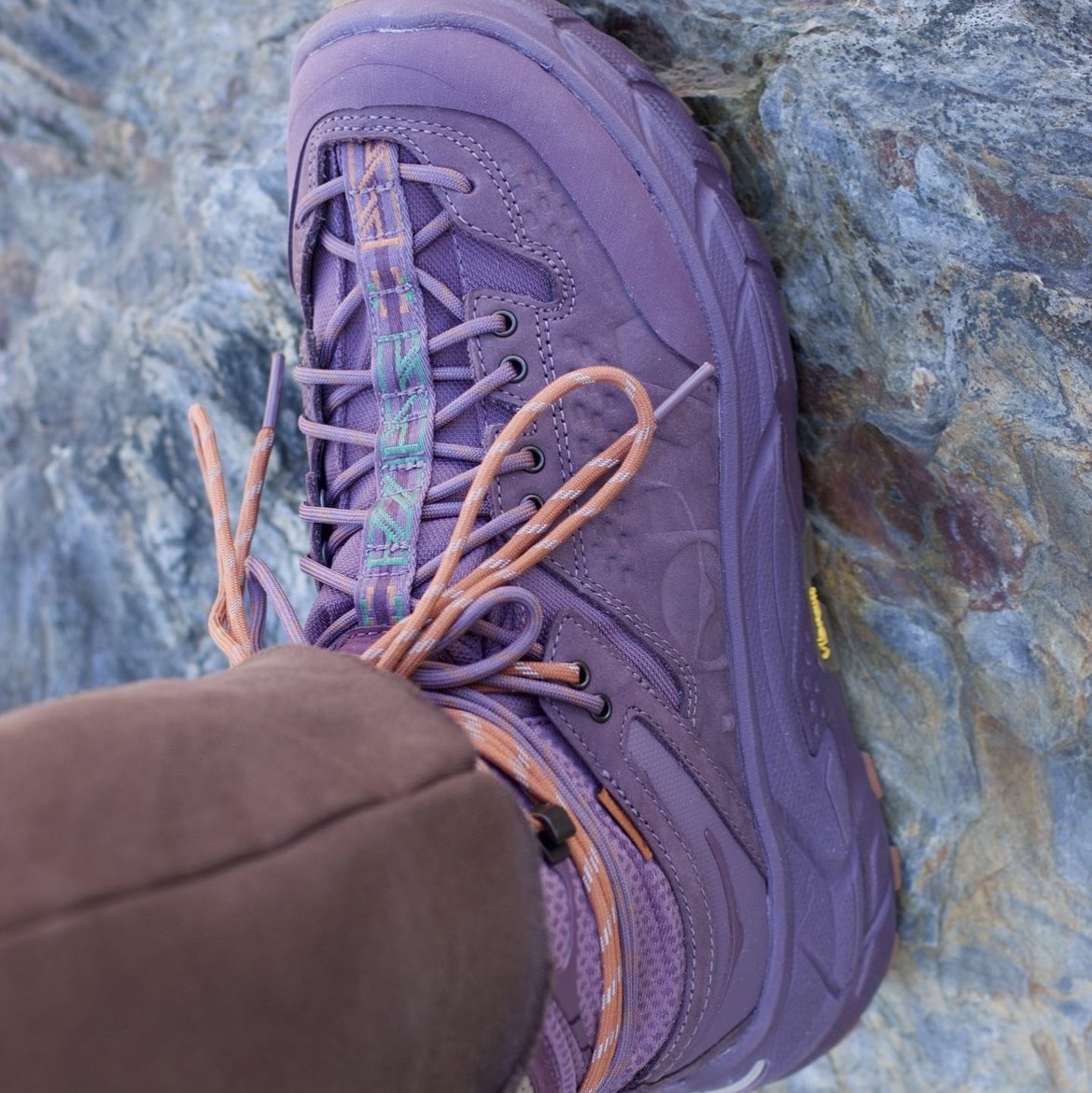 Hoka x Bodega Tor Ultra High Flint Eggplant 착용 스타일 - 4