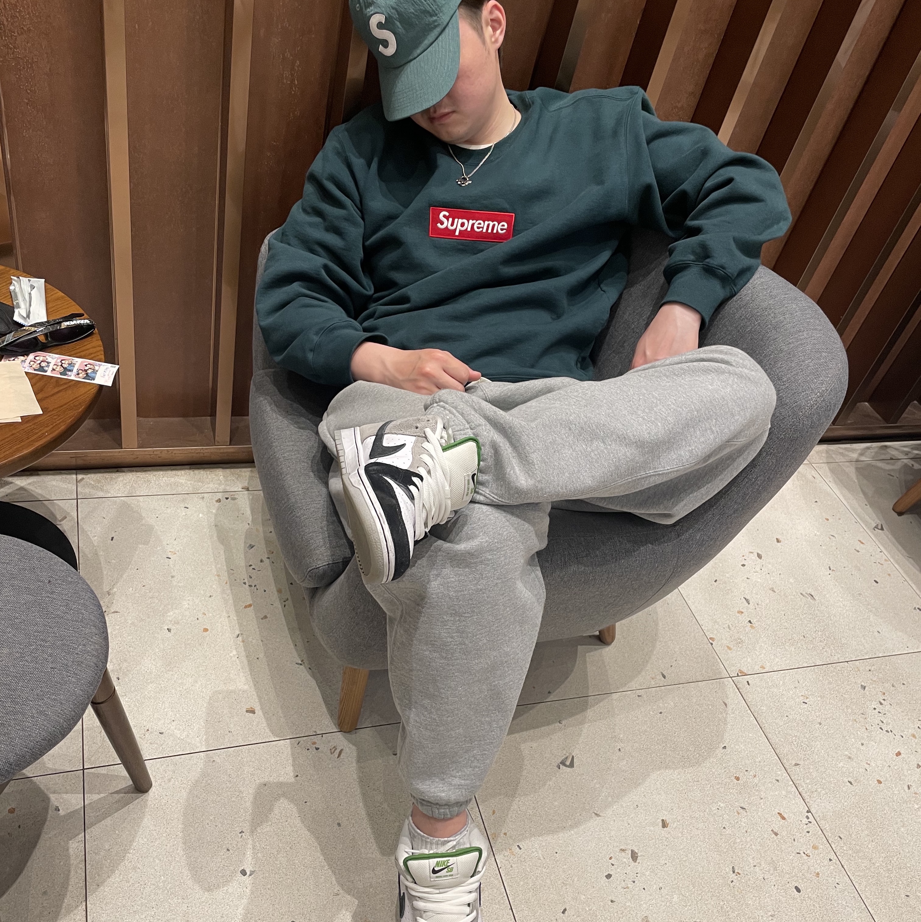 Supreme Box Logo Crewneck Dark Pine - 22FW, Nike SB Dunk Low Pro Chlorophyll 착용 스타일