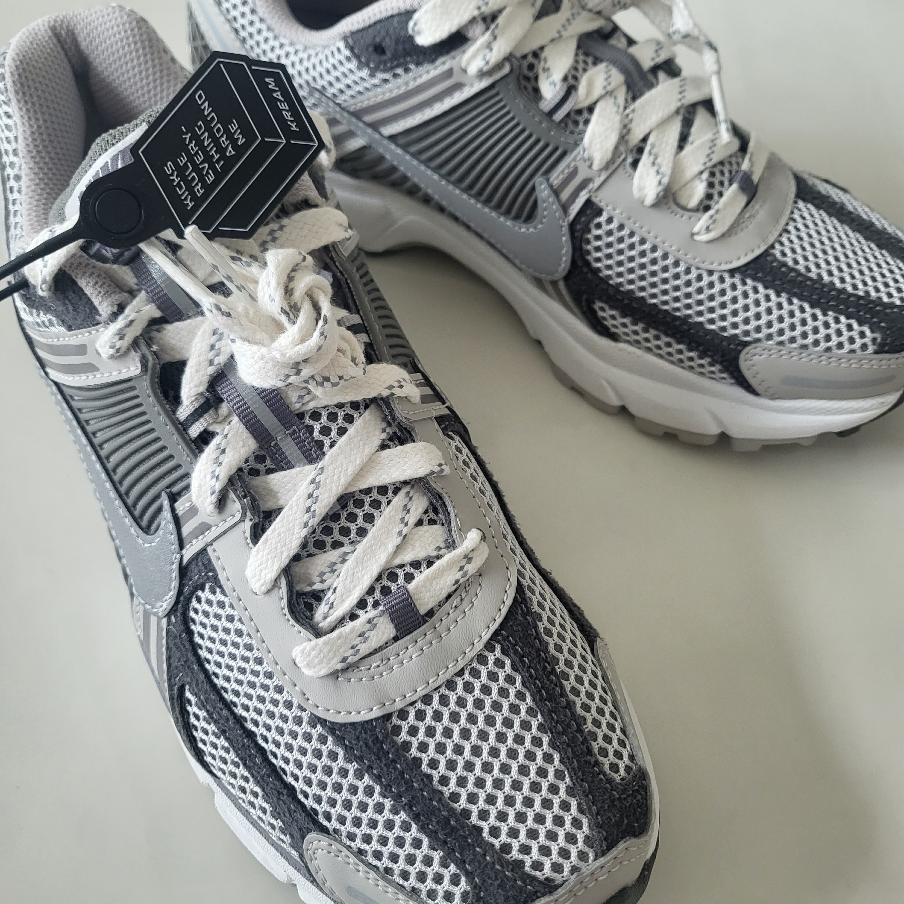 (W) Nike Zoom Vomero 5 Photon Dust and Metallic Silver 착용 스타일 - 2
