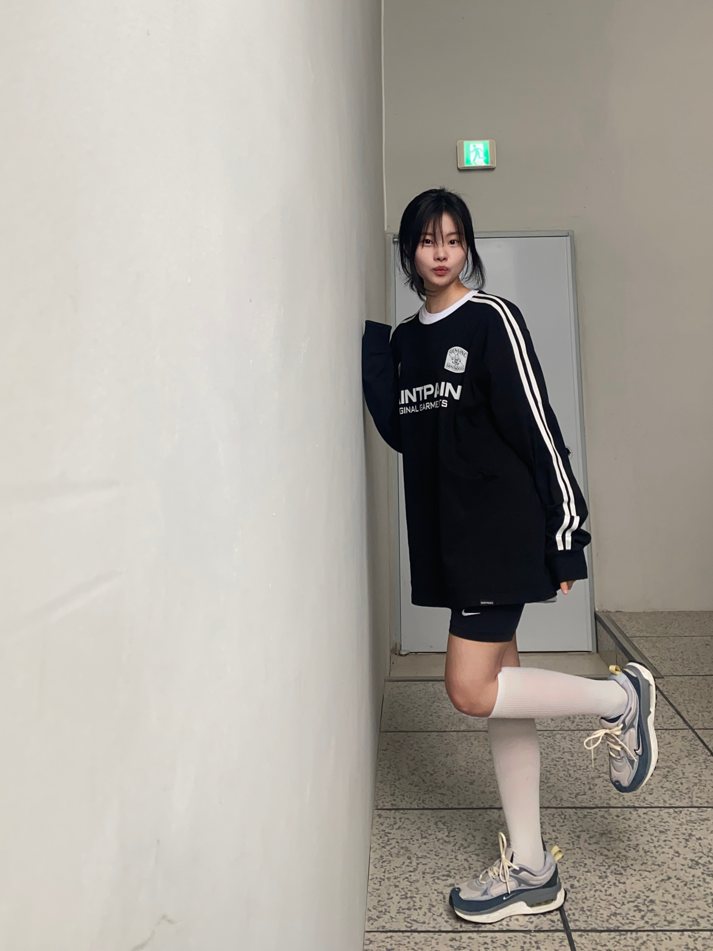 (W) Nike Air Max Bliss Light Iron Ore Armory Navy, (W) Nike Essential Mid Rise Bike Shorts Black - US/EU 착용 스타일 - 4