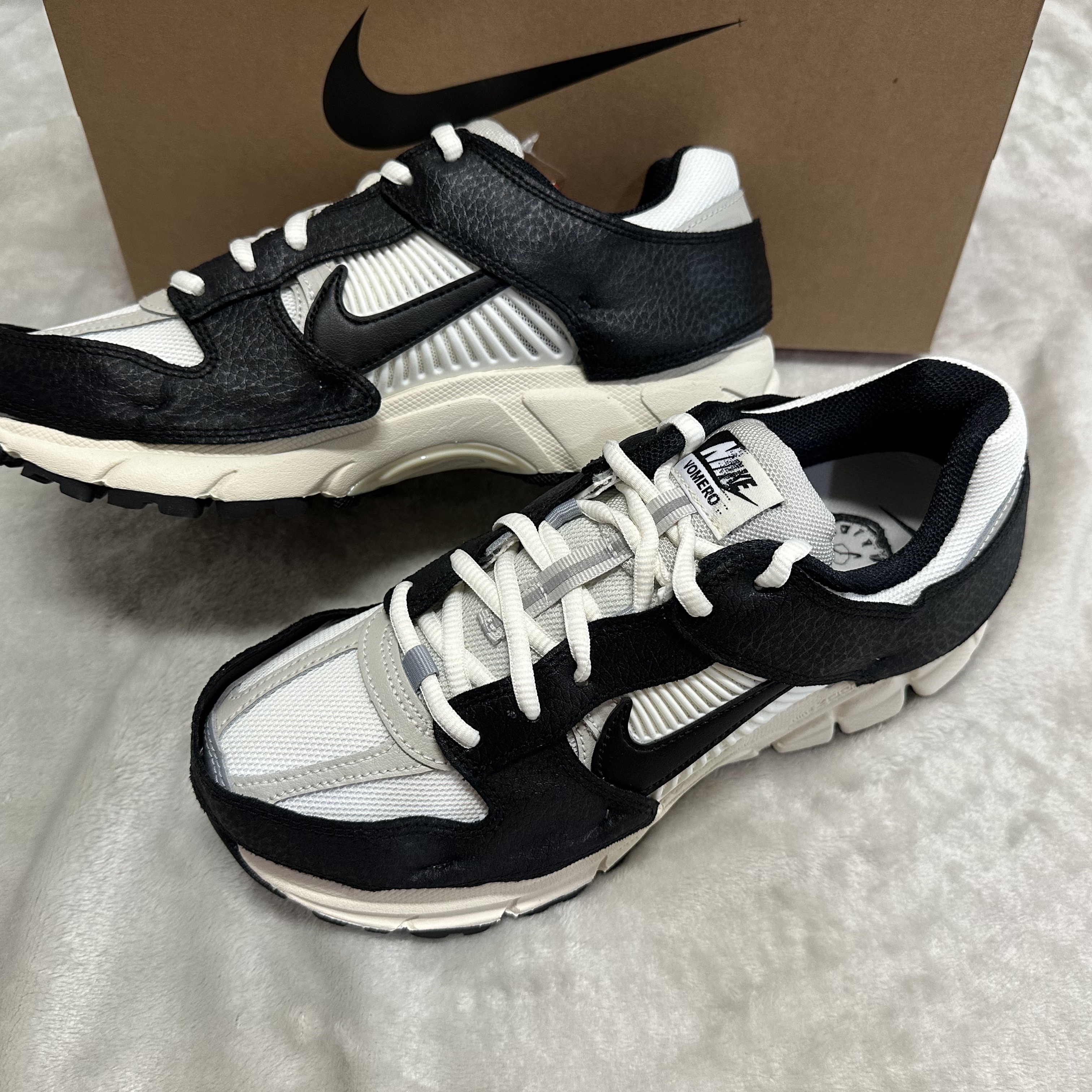 (W) Nike Zoom Vomero 5 Wolf Grey and Black 착용 스타일 - 2