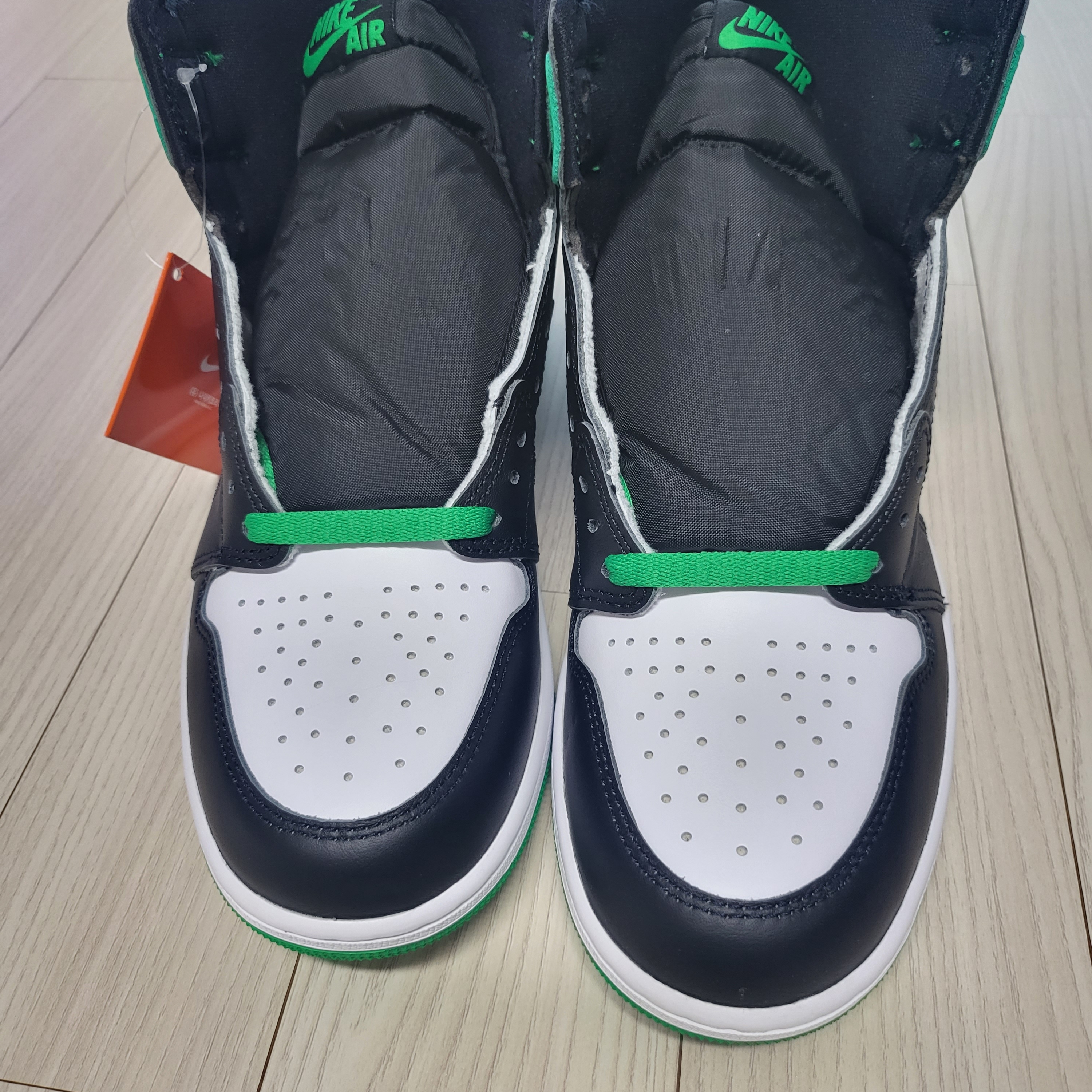 Jordan 1 Retro High OG Black and Lucky Green 착용 스타일 - 4