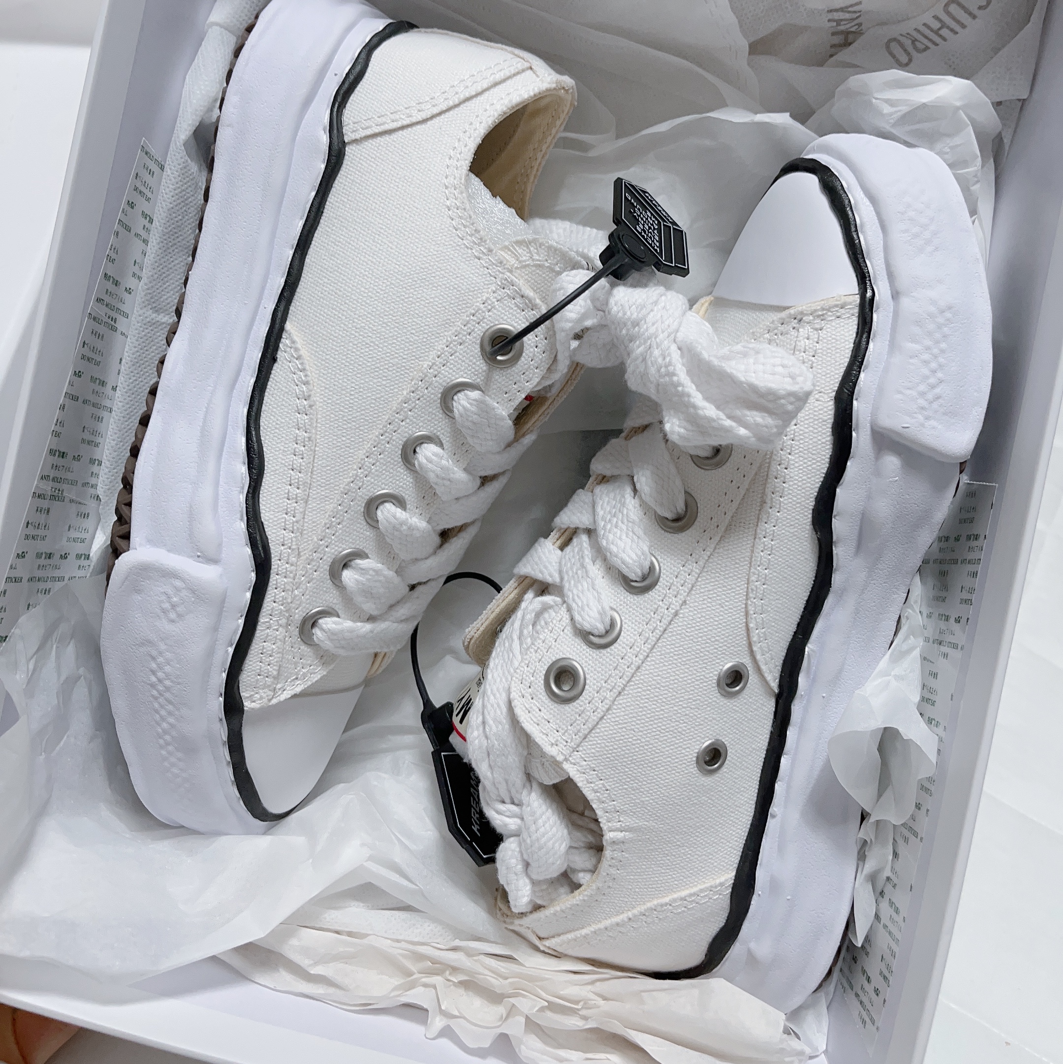 Maison Mihara Yasuhiro Peterson OG Sole Canvas Low Sneakers White 착용 스타일