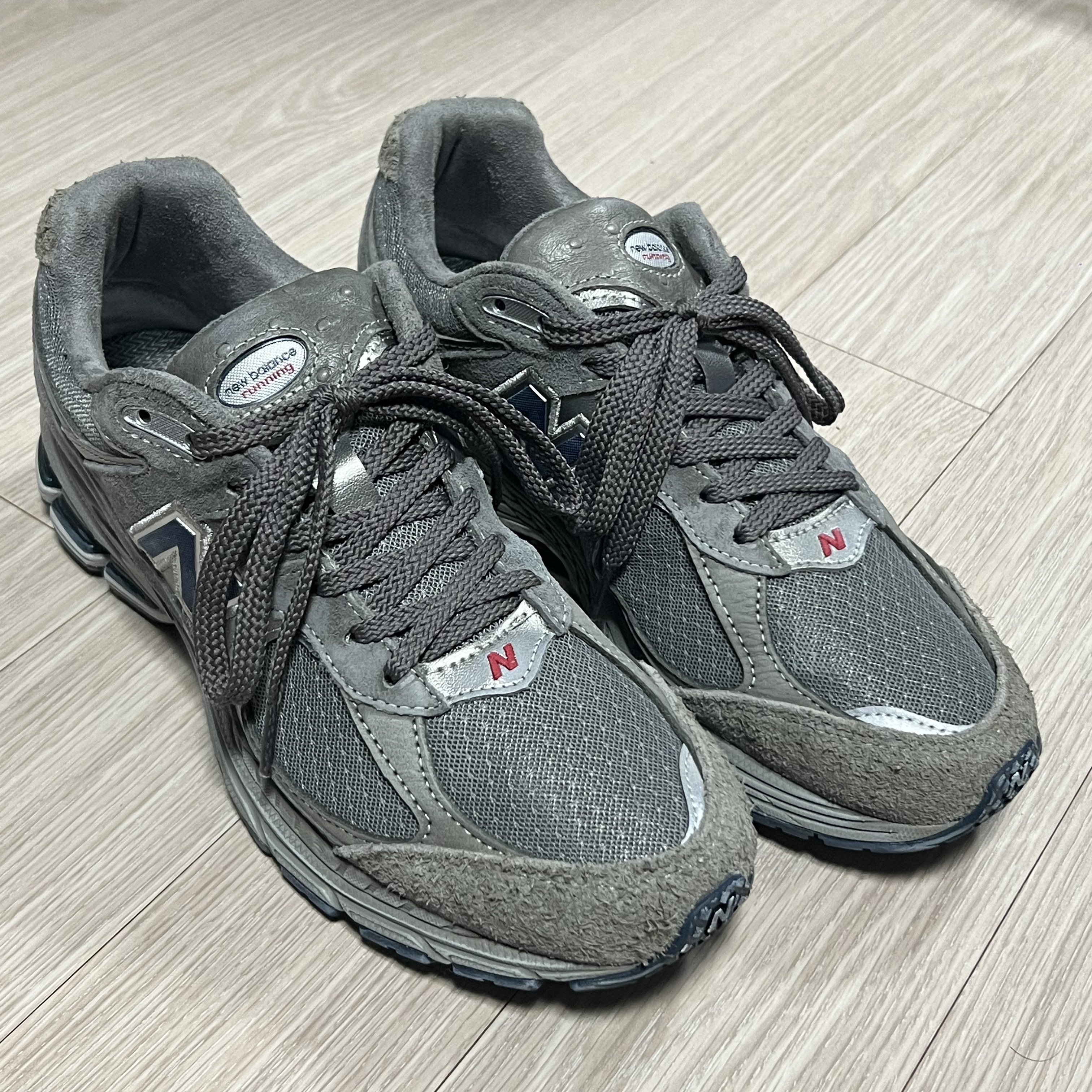 New Balance 2002R Gray 착용 스타일