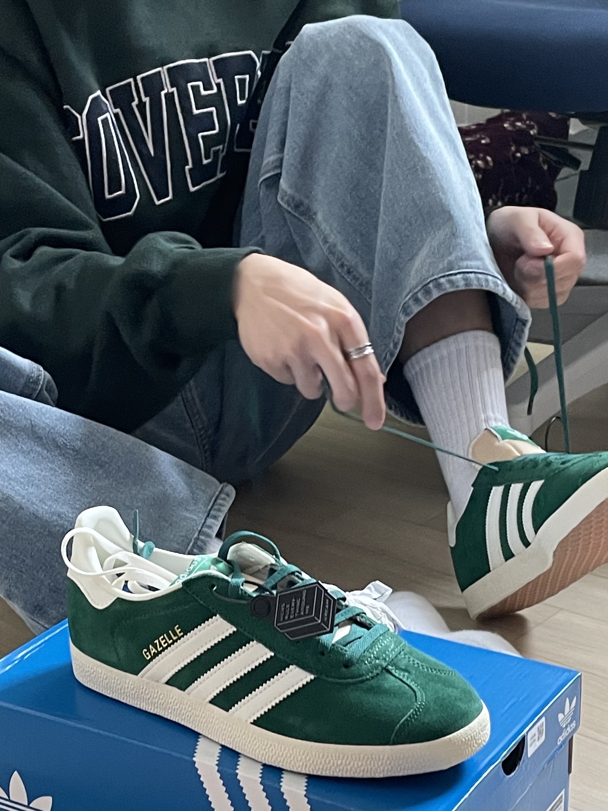 Adidas Gazelle Dark Green Cream White, Adidas Samba OG Collegiate Green 착용 스타일 - 1