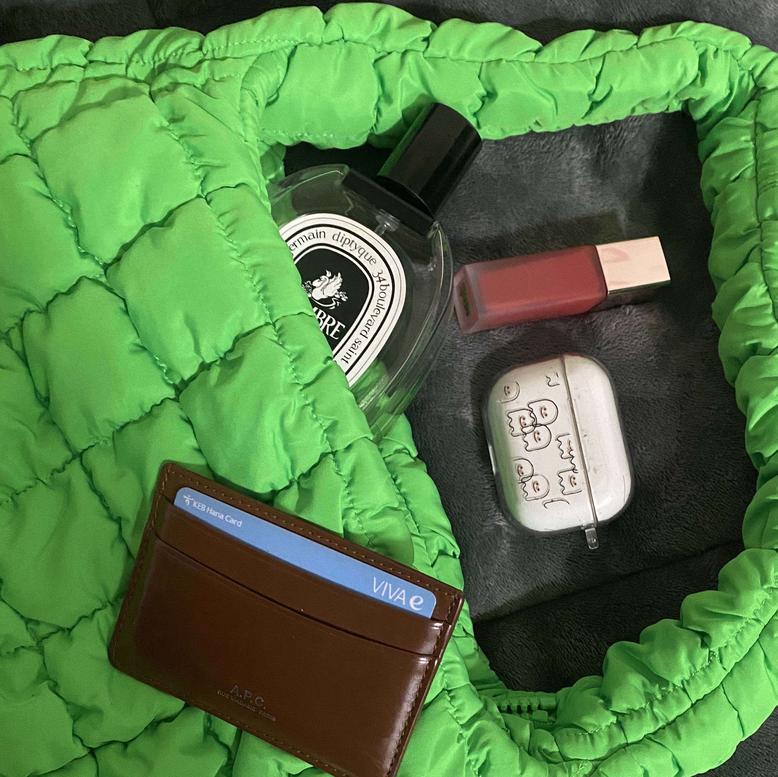 COS Quilted Mini Bag Bright Green, A.P.C. Andre Card Holder Nut Brown 착용 스타일