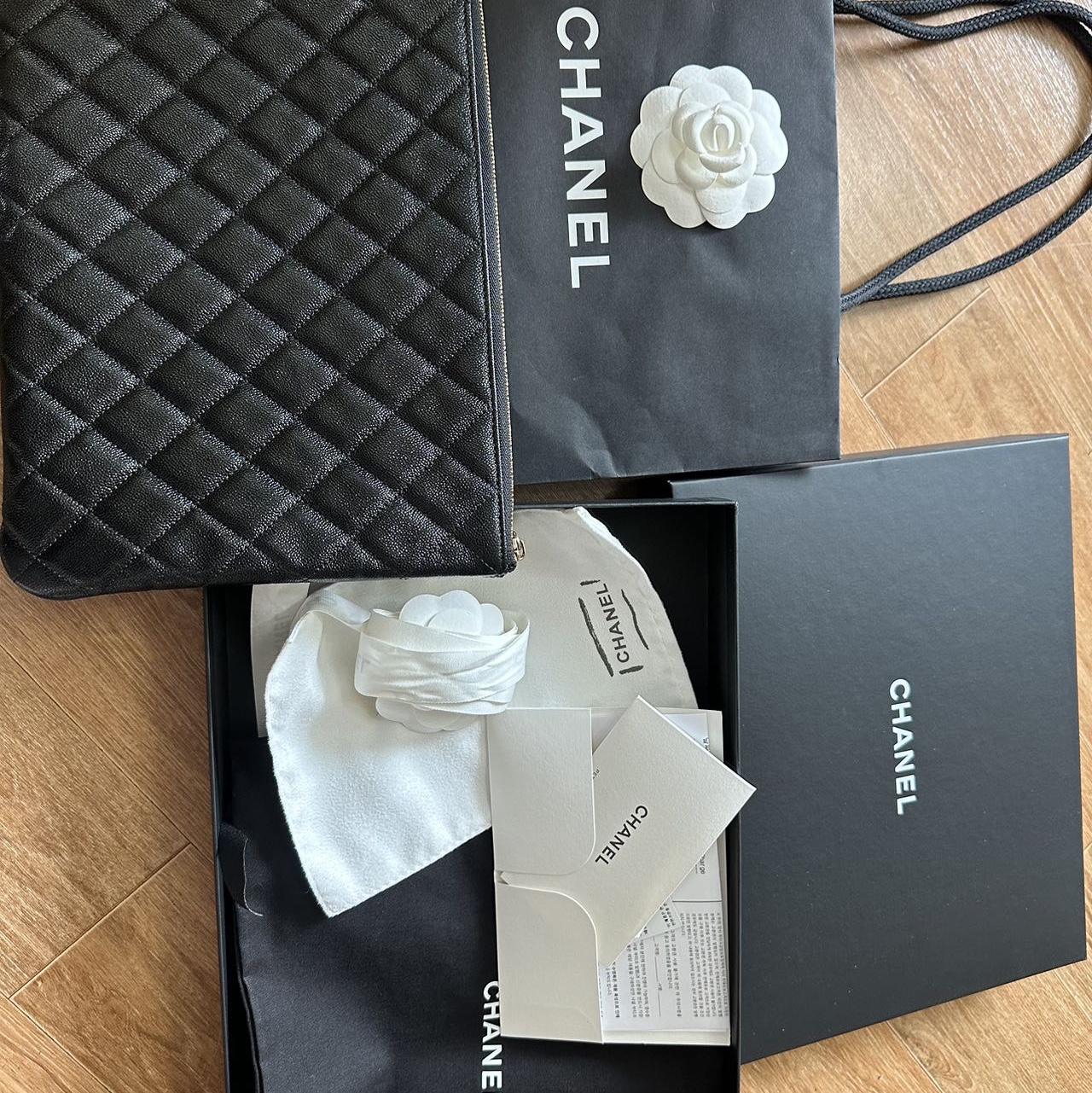 Chanel Medium Classic Pouch Grained Calfskin & Silver Black 착용 스타일 - 2