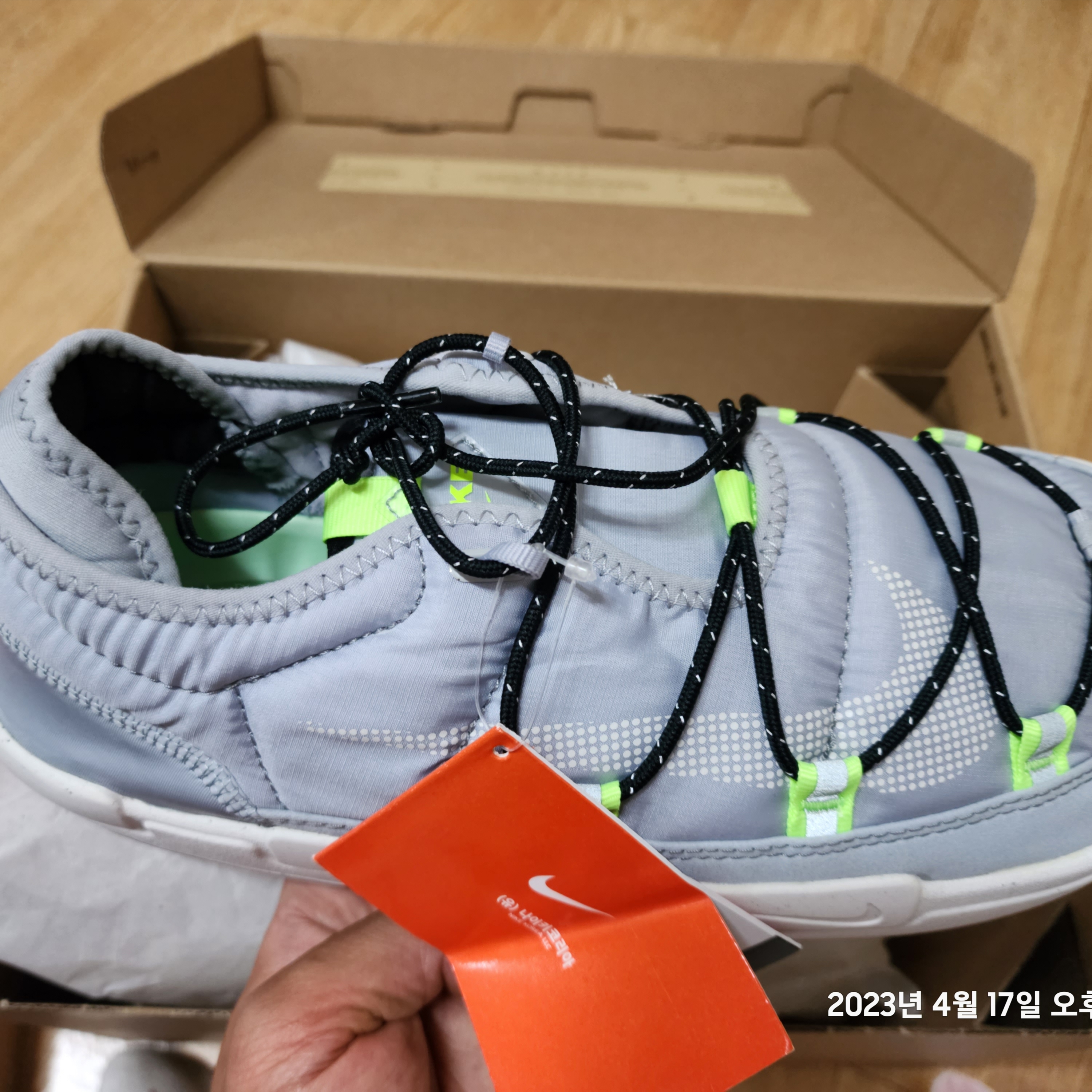 Nike Offline Pack Wolf Grey Summit White 착용 스타일 - 3