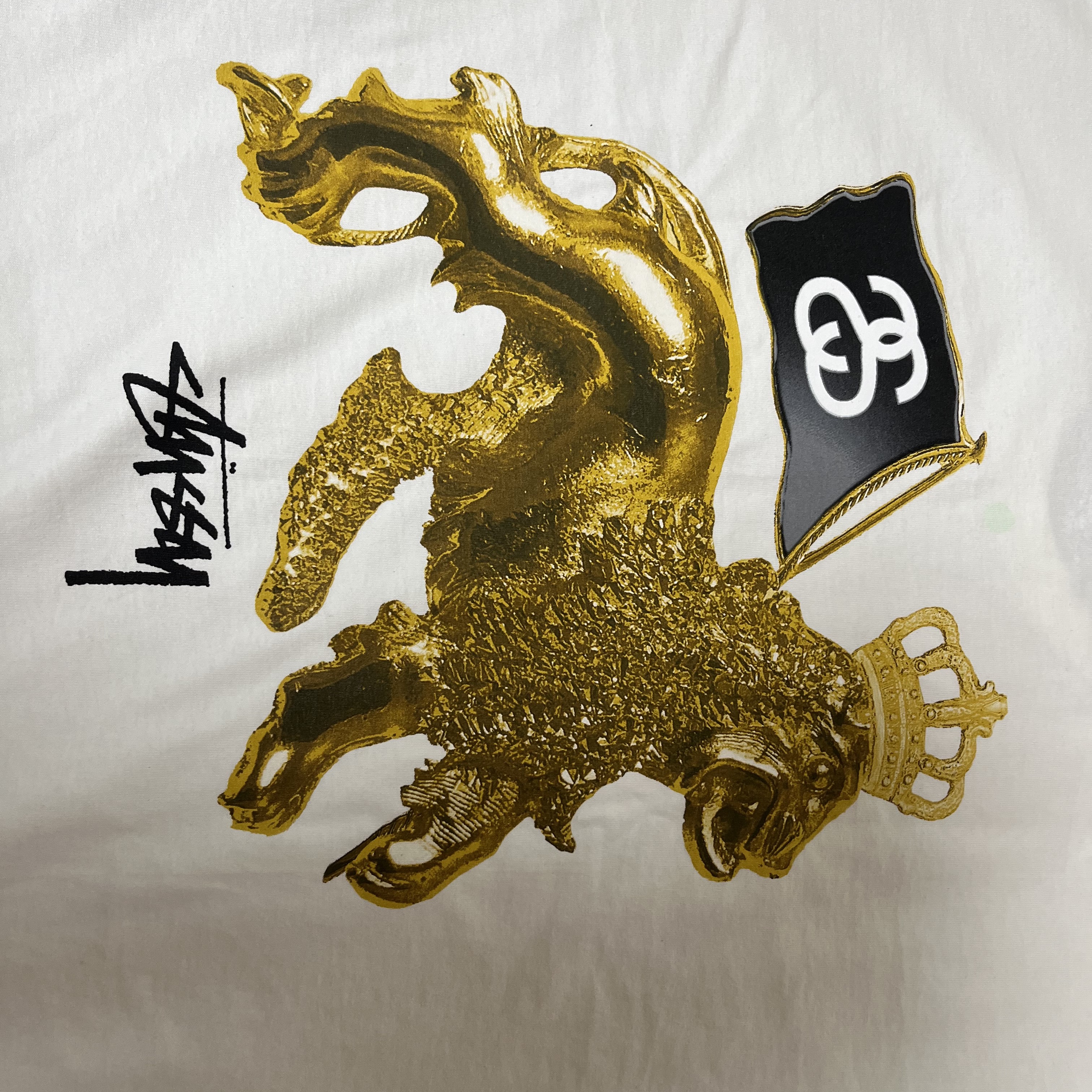 Stussy Gold Lion T-Shirt White 착용 스타일 - 3