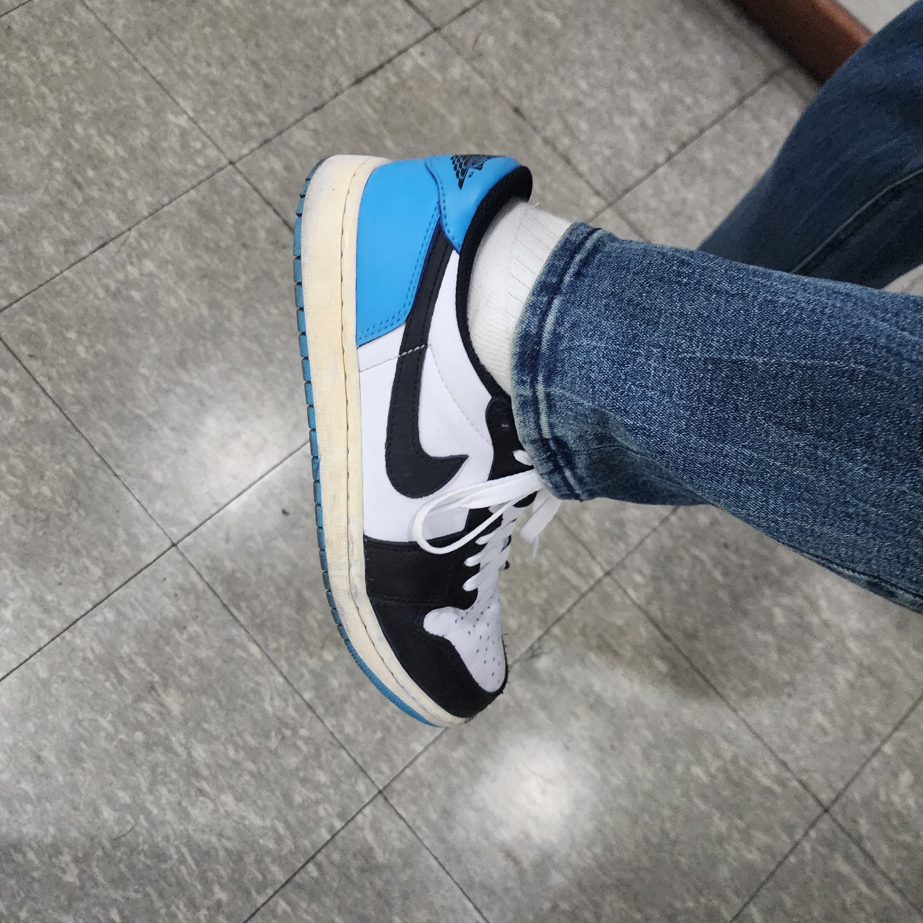 Jordan 1 Retro Low OG Black and Dark Powder Blue 착용 스타일 - 2