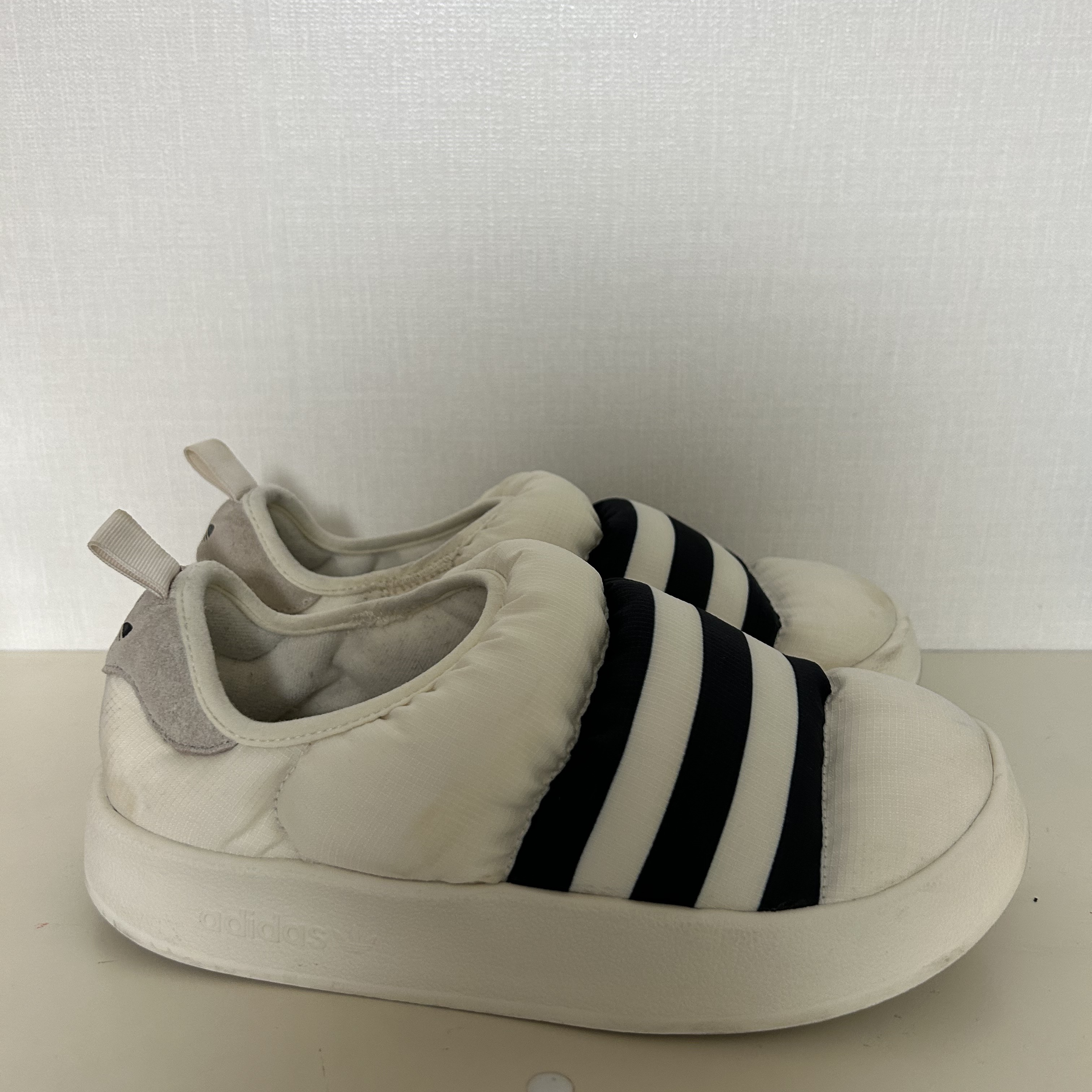 Adidas Puffylette Off White 착용 스타일
