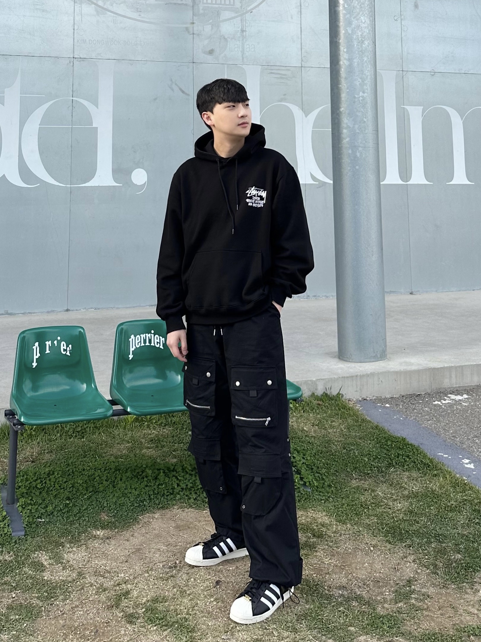 Stussy Stock DSM New York Hoodie Black 2023, Adidas x BAPE Superstar 80s Core Black Off White 착용 스타일 - 1