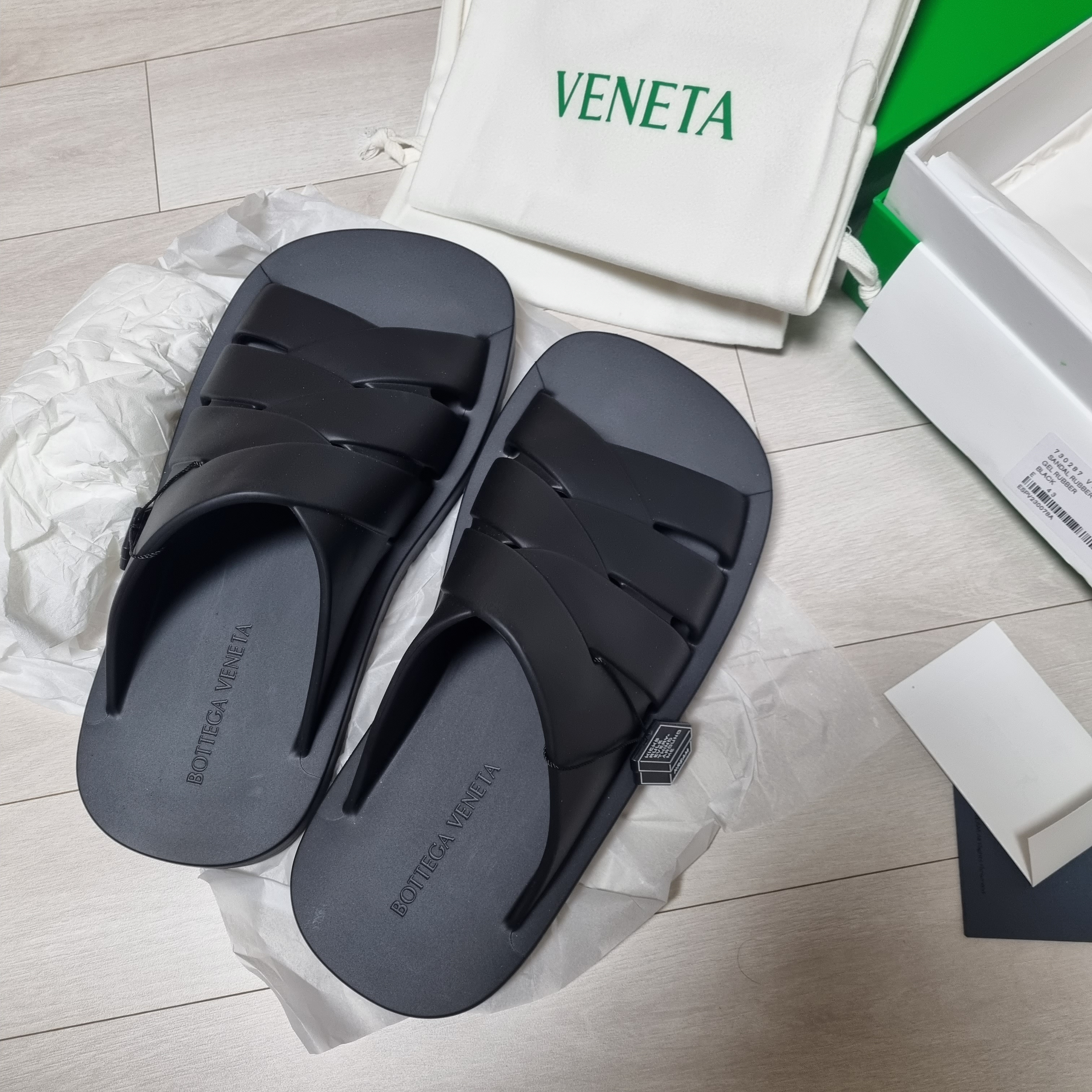 Bottega Veneta Flintston Mule Black 착용 스타일