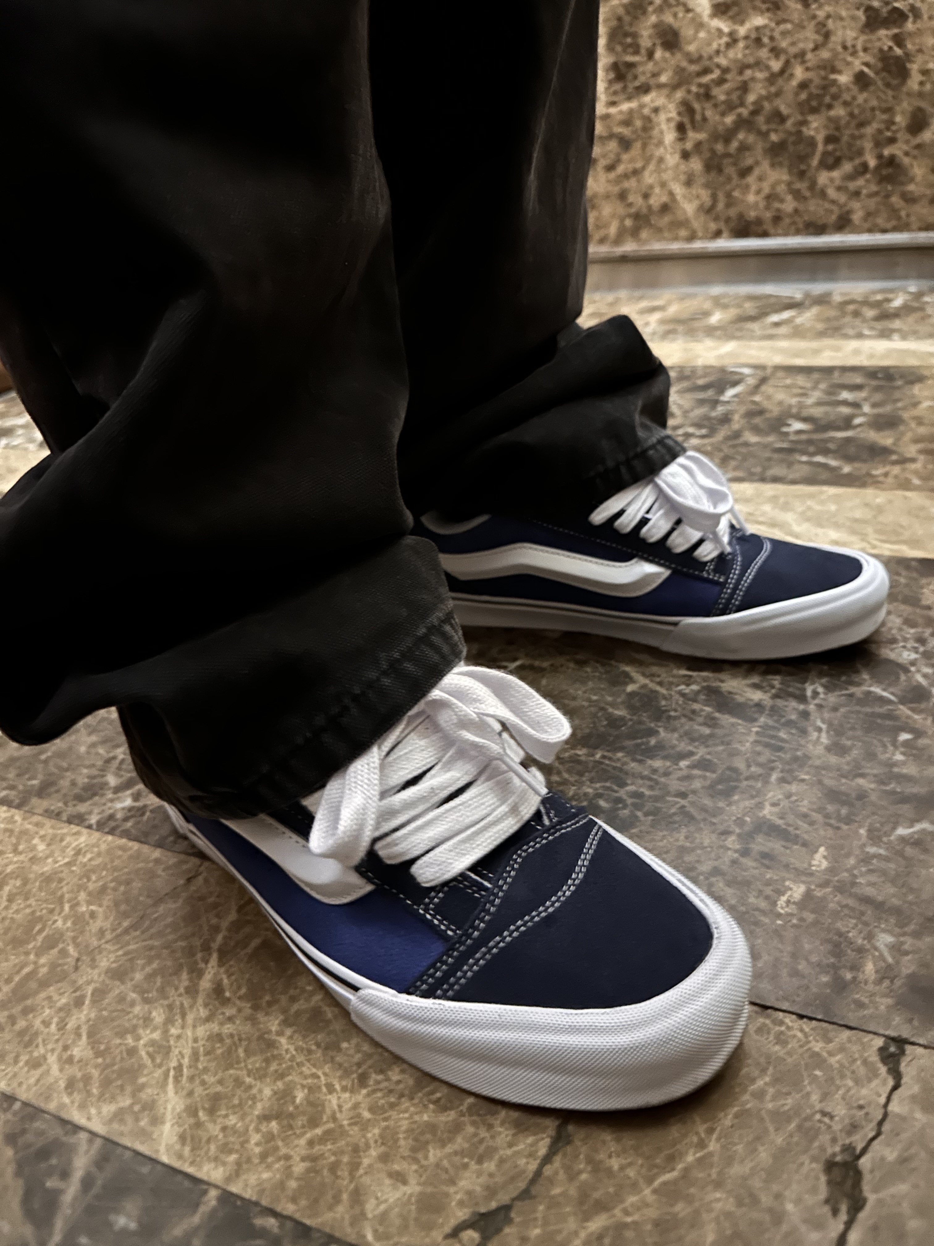 Vans Knu-Skool Navy True White, Stussy Worldwide Big OL' Jeans Black 착용 스타일 - 3