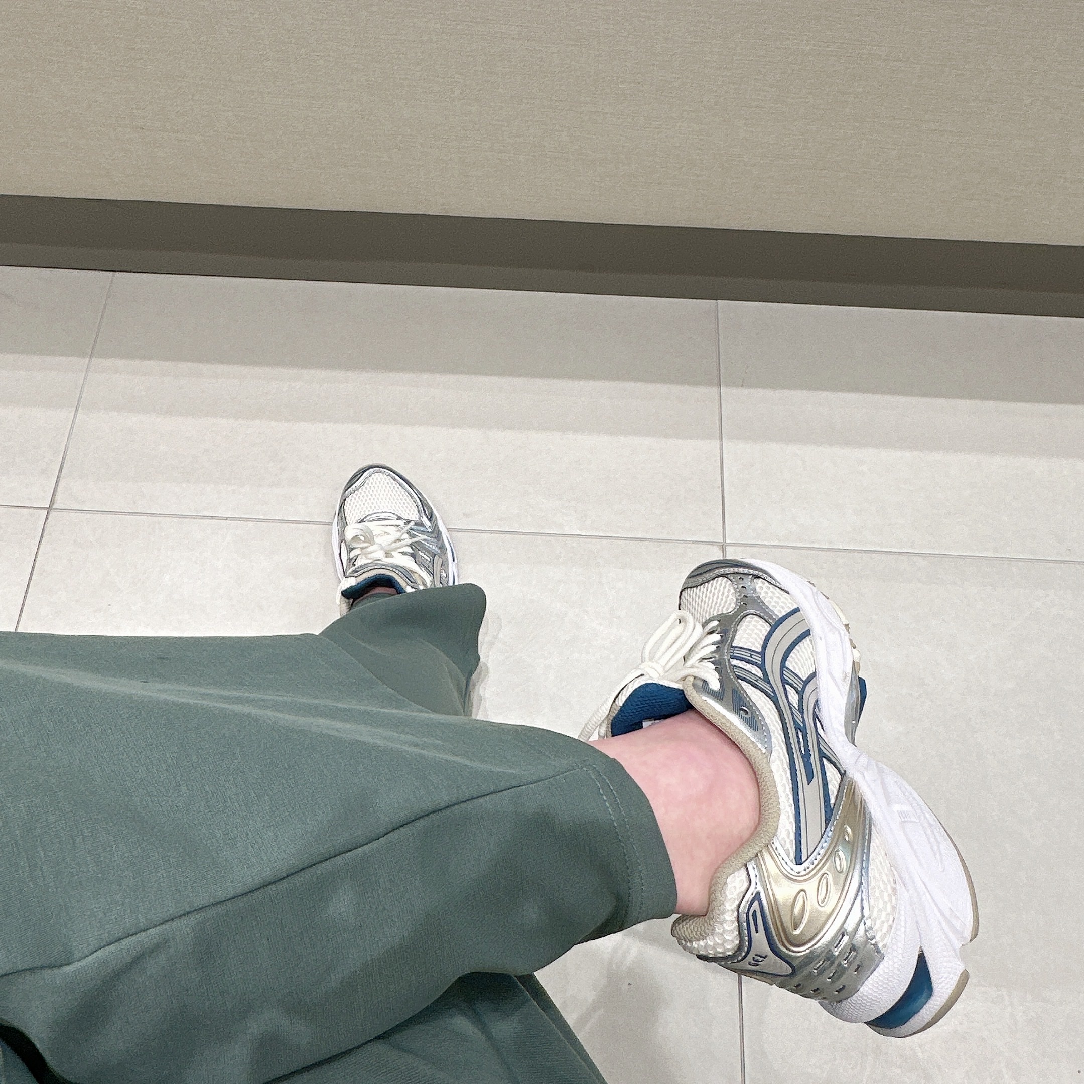 Asics Gel-Kayano 14 Cream Pure Silver 착용 스타일 - 2