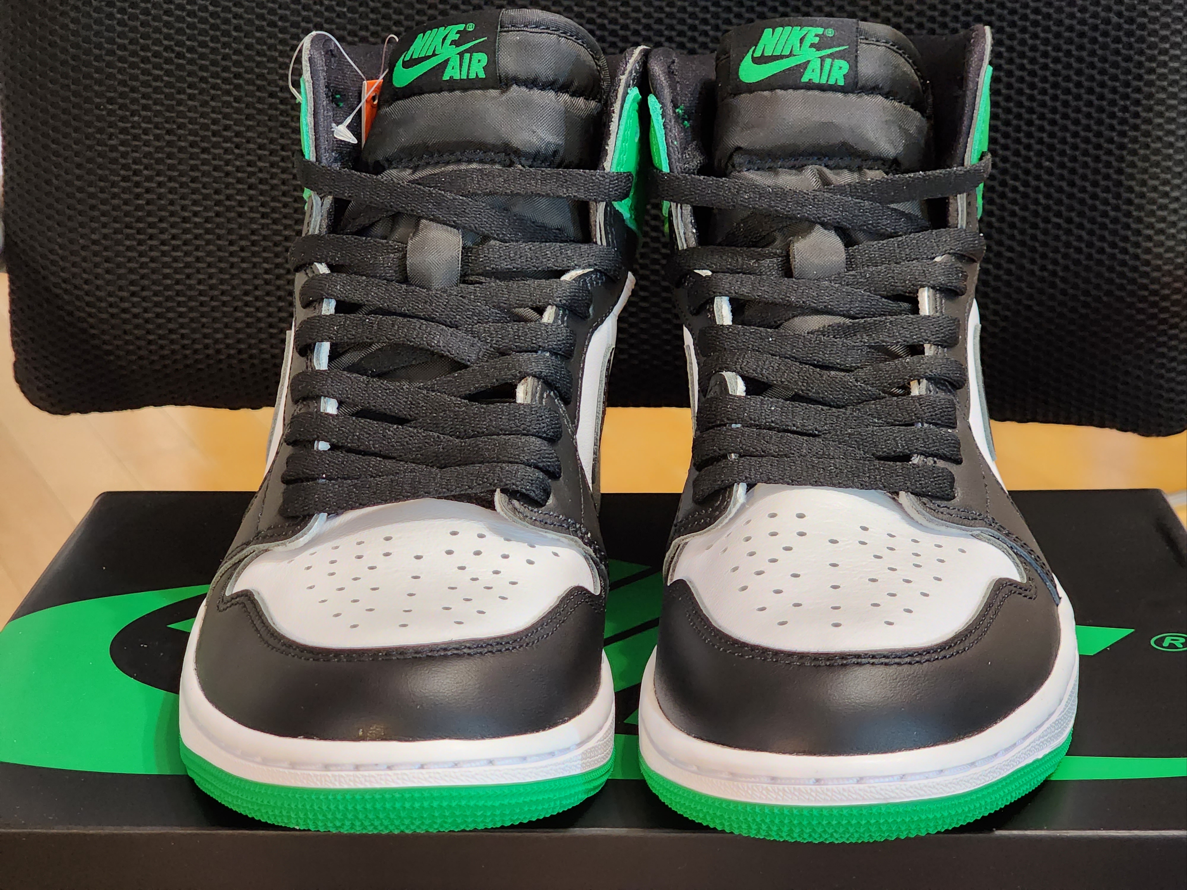 Jordan 1 Retro High OG Black and Lucky Green 착용 스타일 - 2