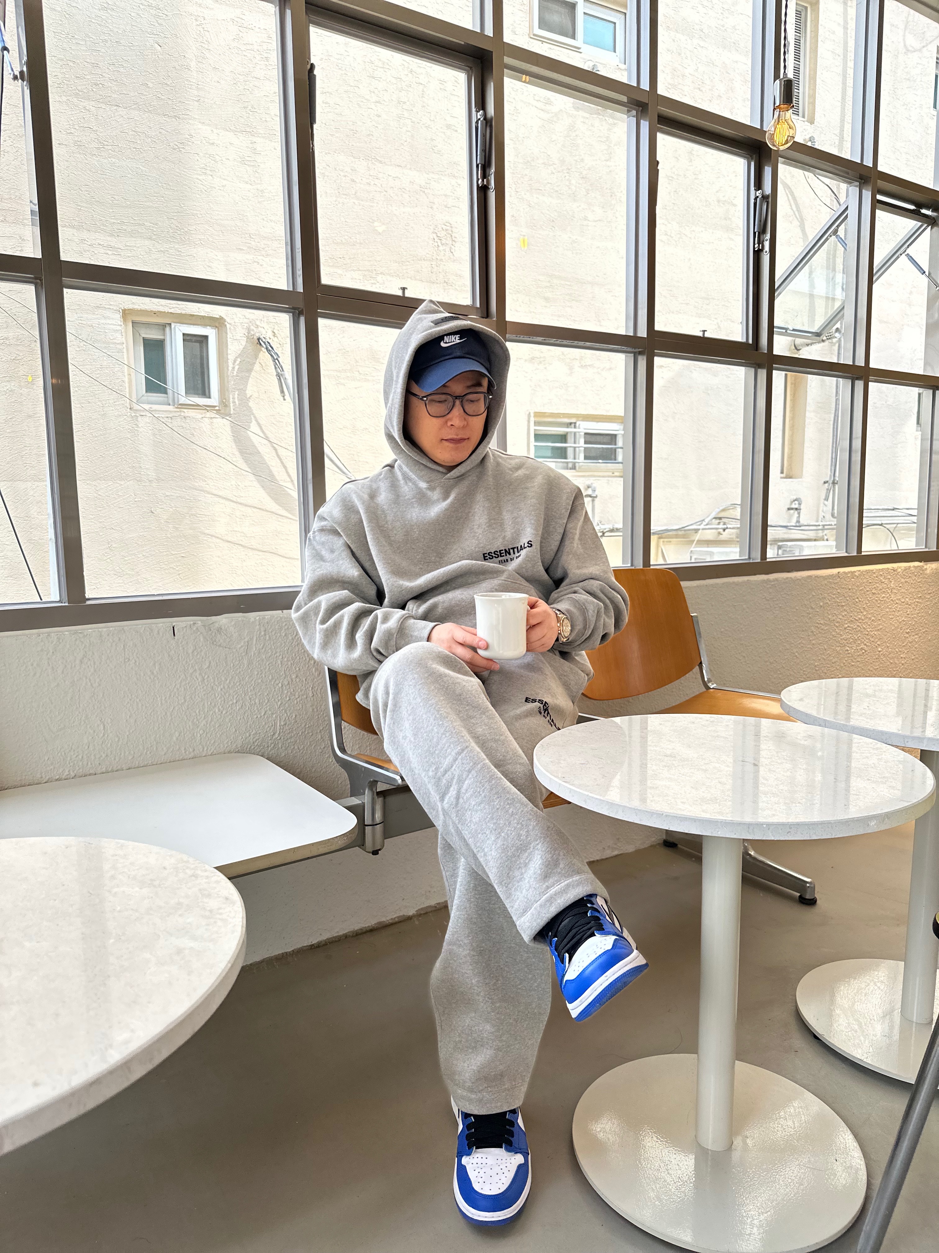 Essentials The Core Collection Hoodie Dark Oatmeal 착용 스타일