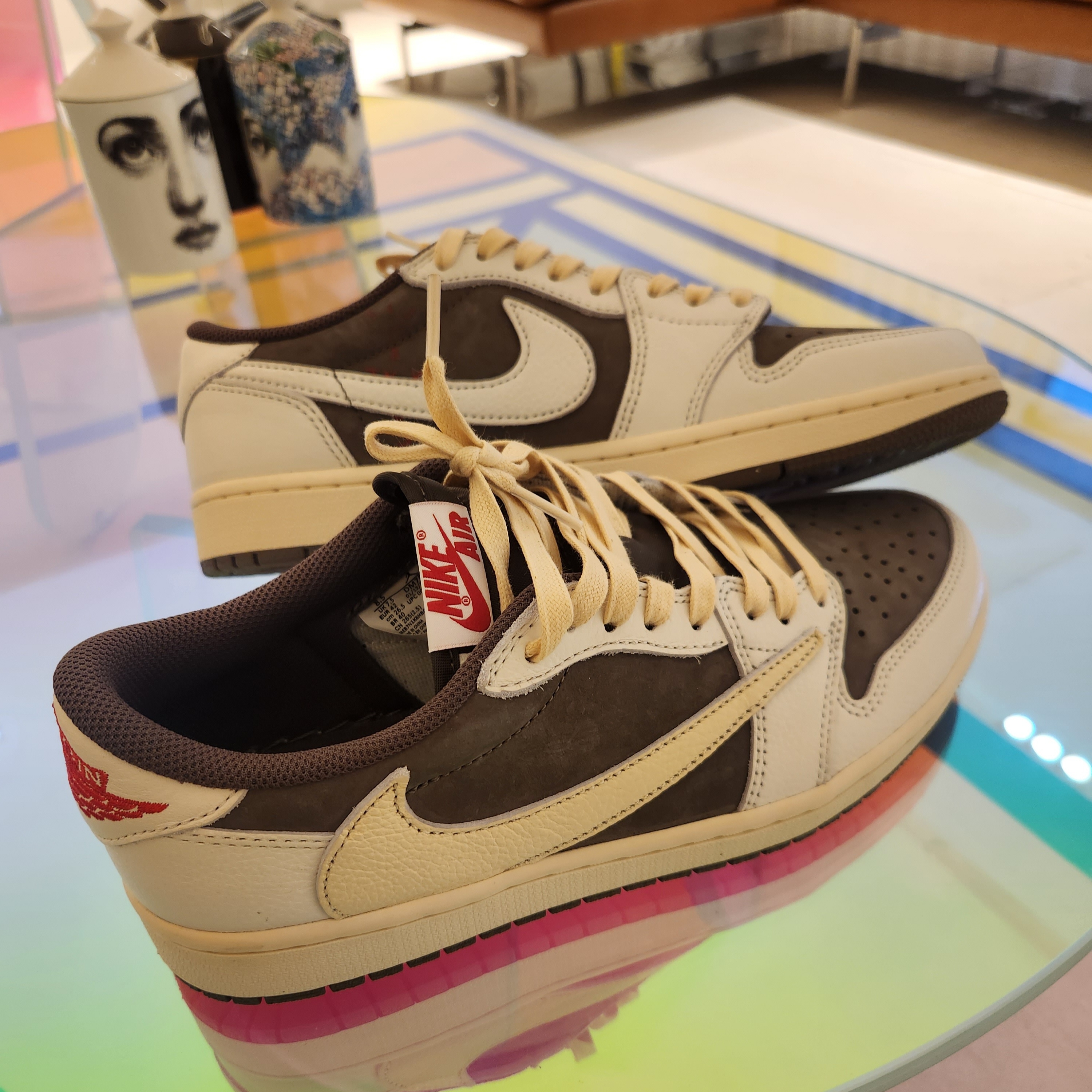 Jordan 1 x Travis Scott Retro Low OG SP Sail and Ridgerock 착용 스타일 - 2