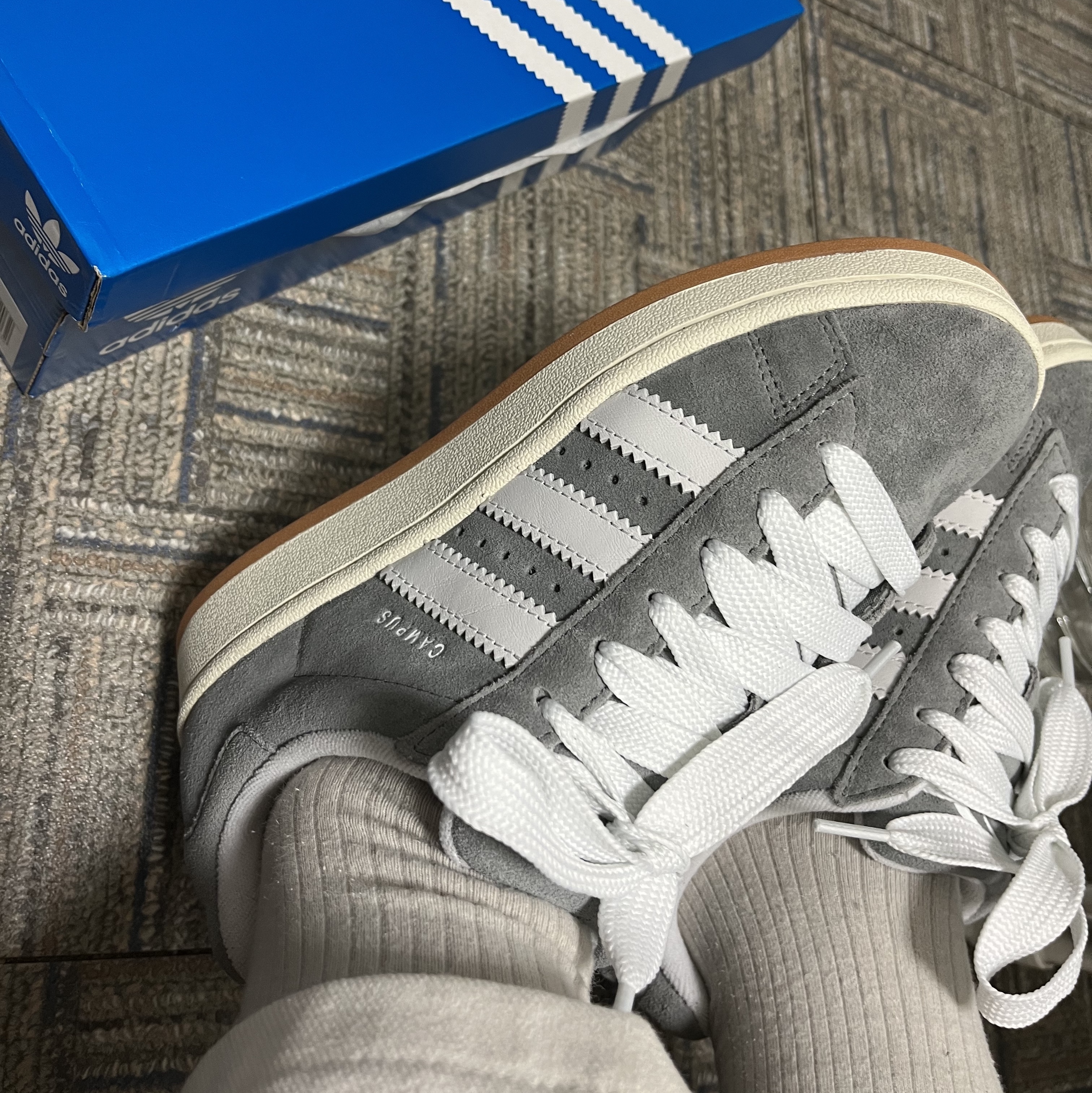 Adidas Campus 00s Grey Cloud White 착용 스타일 - 2