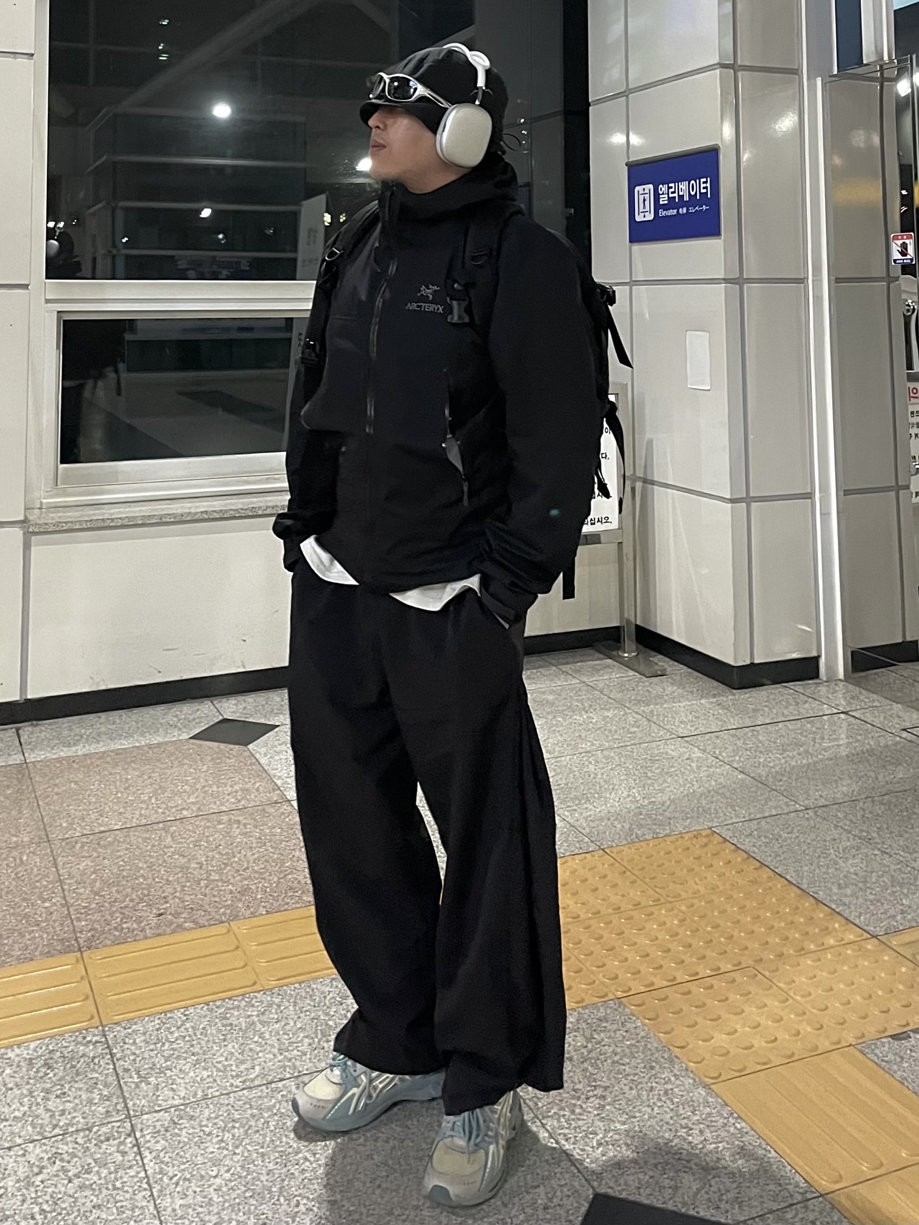 Apple AirPods Max Lightning Silver (Korean Ver.), Arc'teryx Beta Jacket Black 착용 스타일 - 3