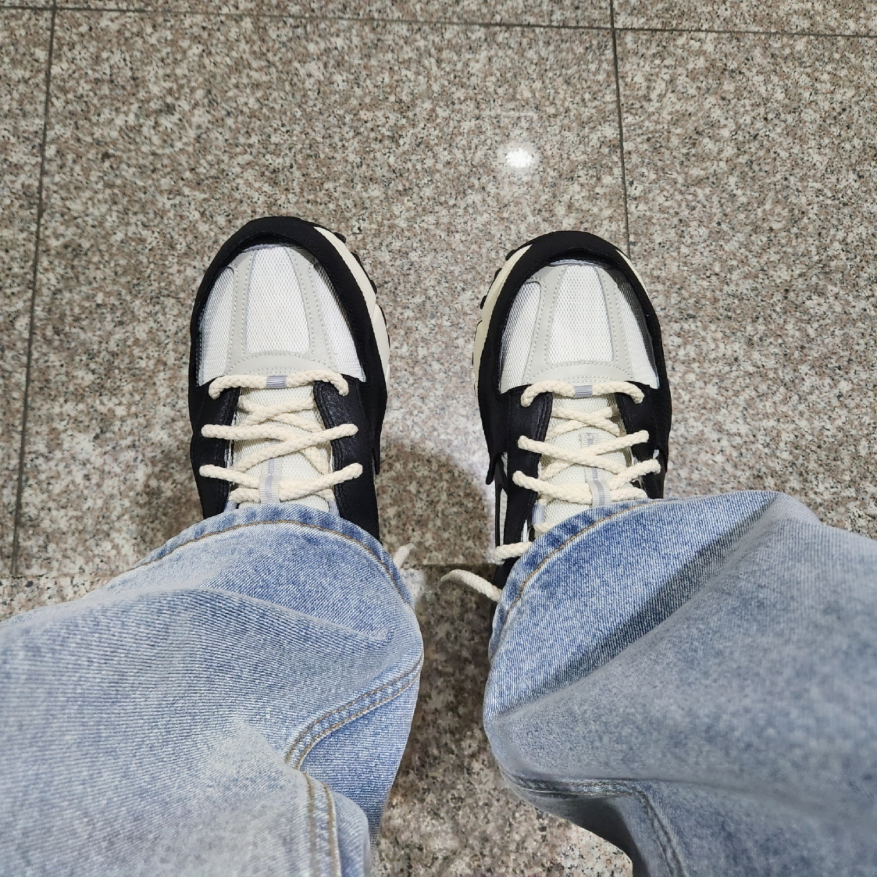 (W) Nike Zoom Vomero 5 Wolf Grey and Black 착용 스타일 - 1