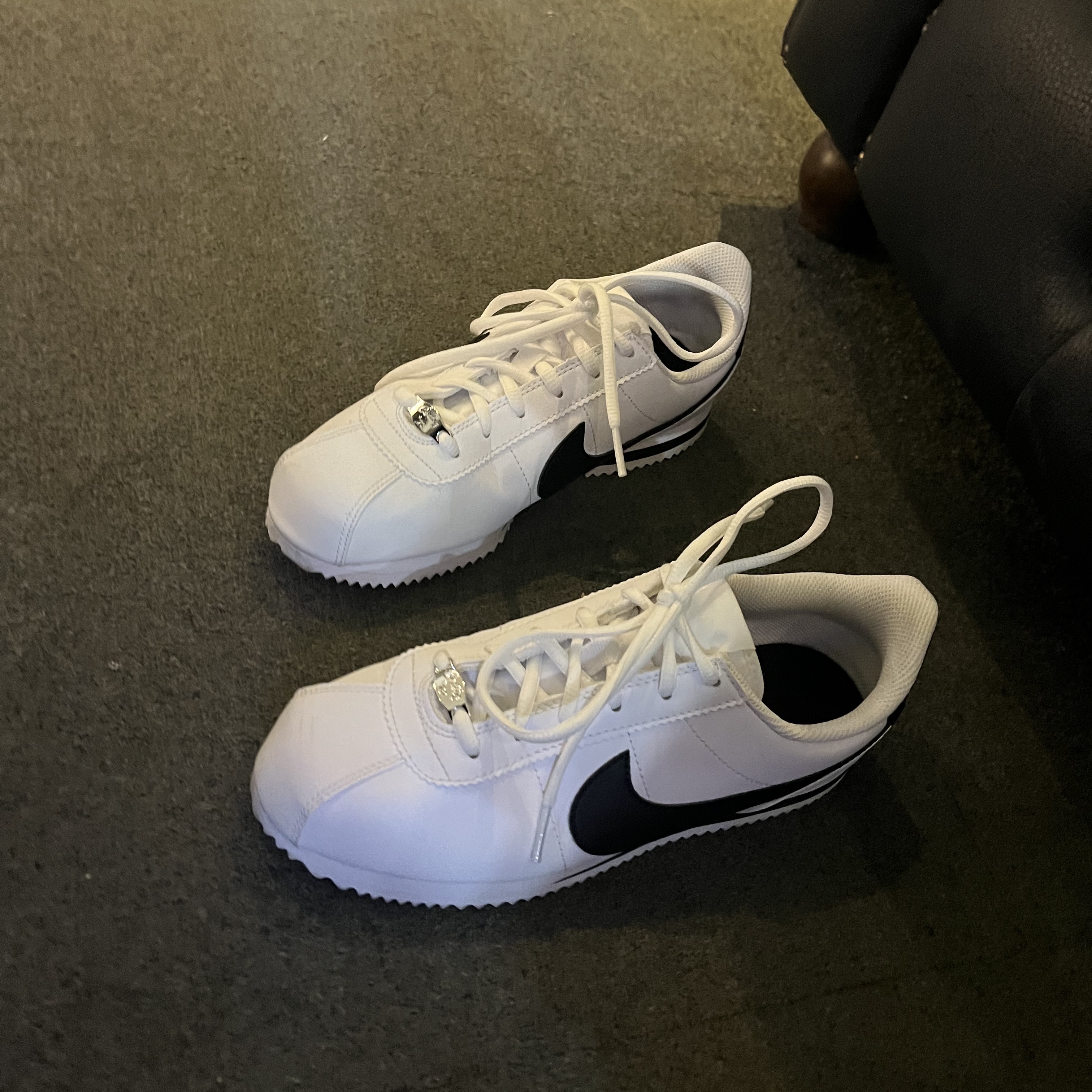 (GS) Nike Cortez Basic SL White Black, Chanel Mini Flap Bag Lambskin & Gold Black 착용 스타일 - 2