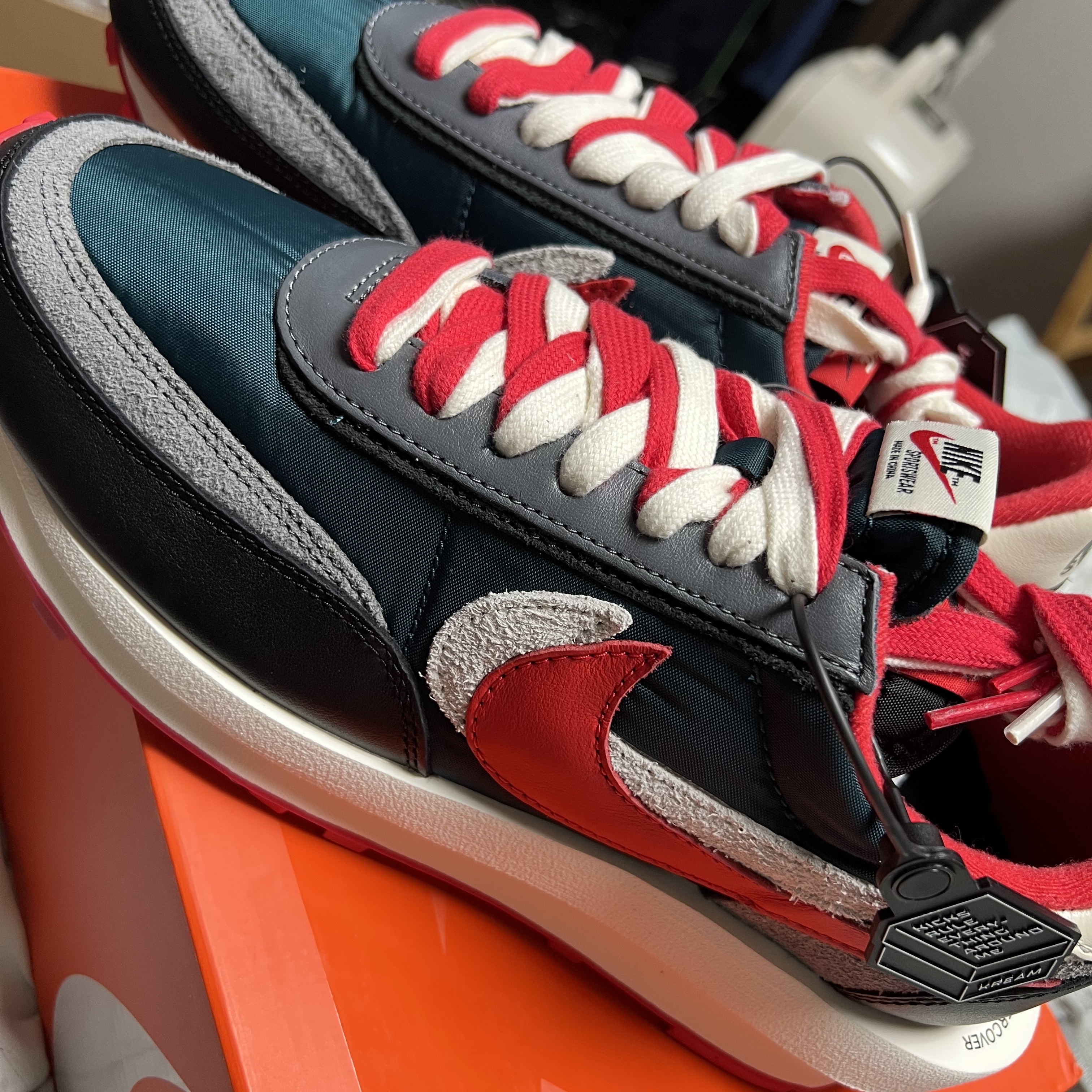 Nike x Sacai x Undercover LDWaffle Midnight Spruce University Red 착용 스타일