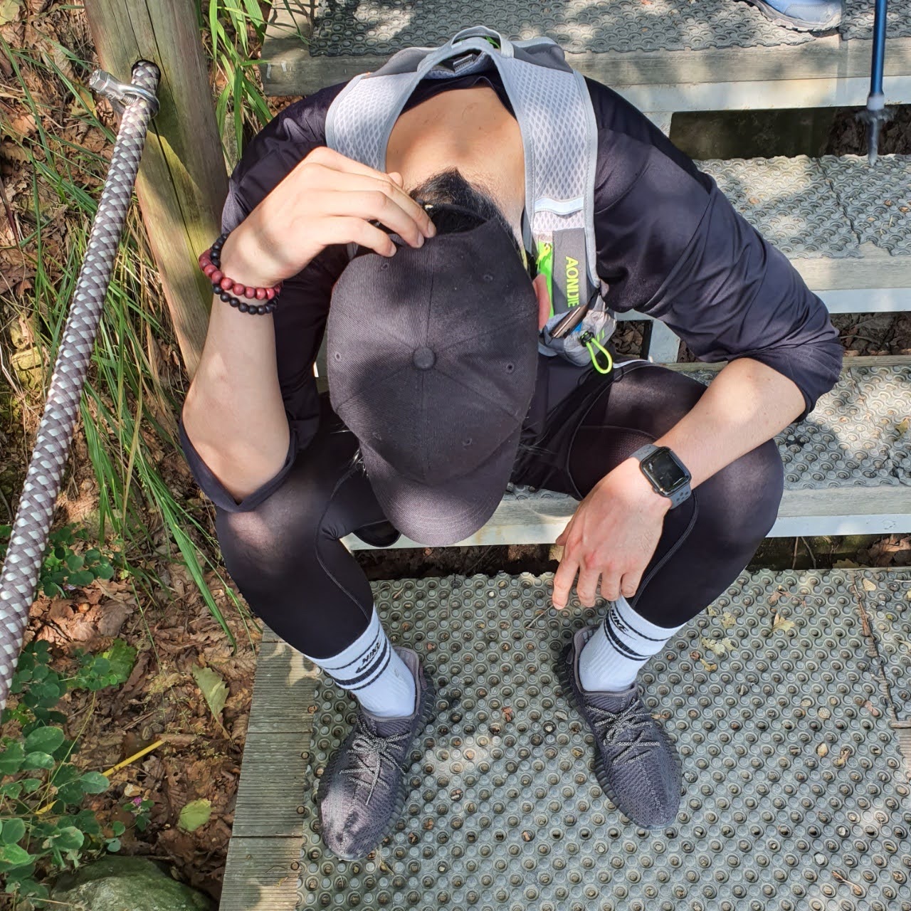 Adidas Yeezy Boost 350 V2 Black - Non-Reflective 착용 스타일