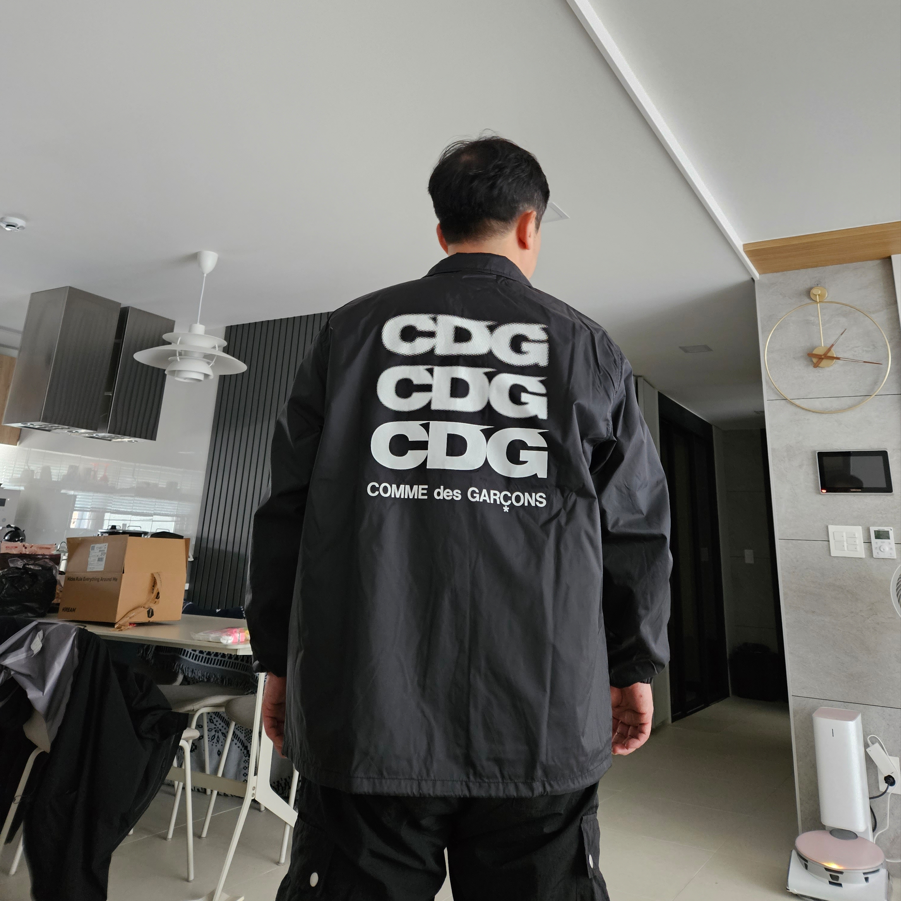 CDG Logo Coach Jacket Black 착용 스타일
