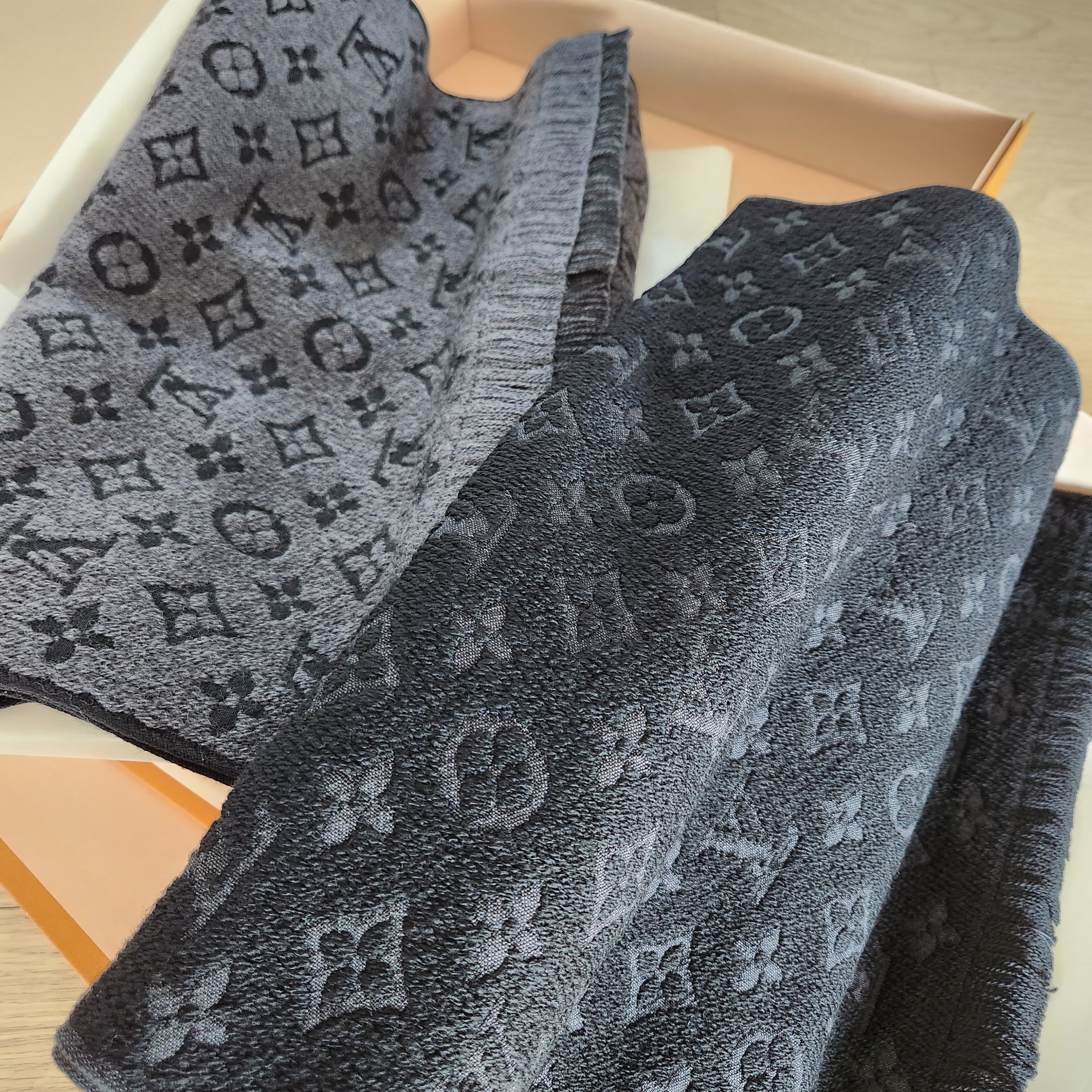 Louis Vuitton Monogram Classic Muffler Charcoal Grey 착용 스타일 - 1