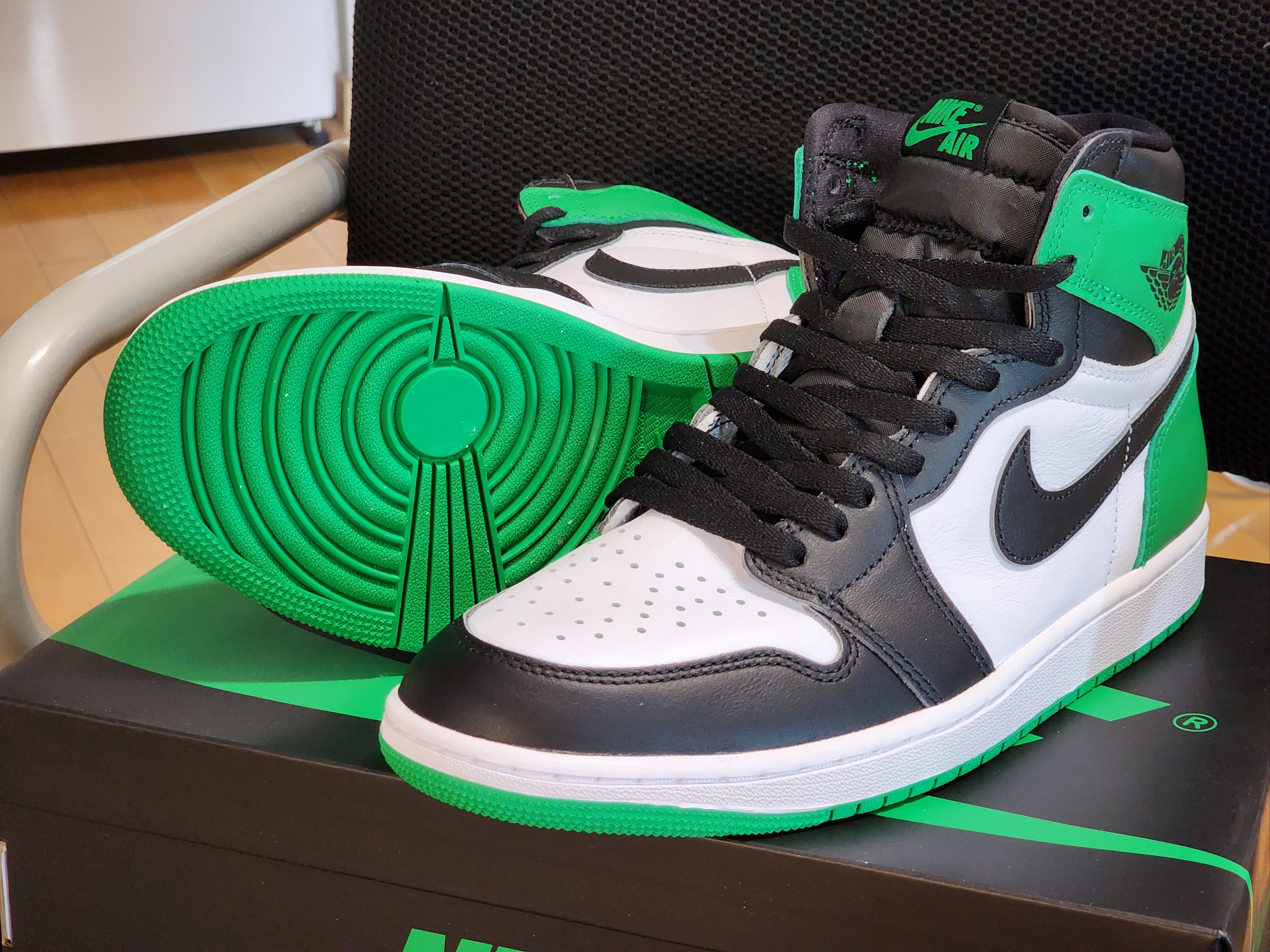 Jordan 1 Retro High OG Black and Lucky Green 착용 스타일 - 1