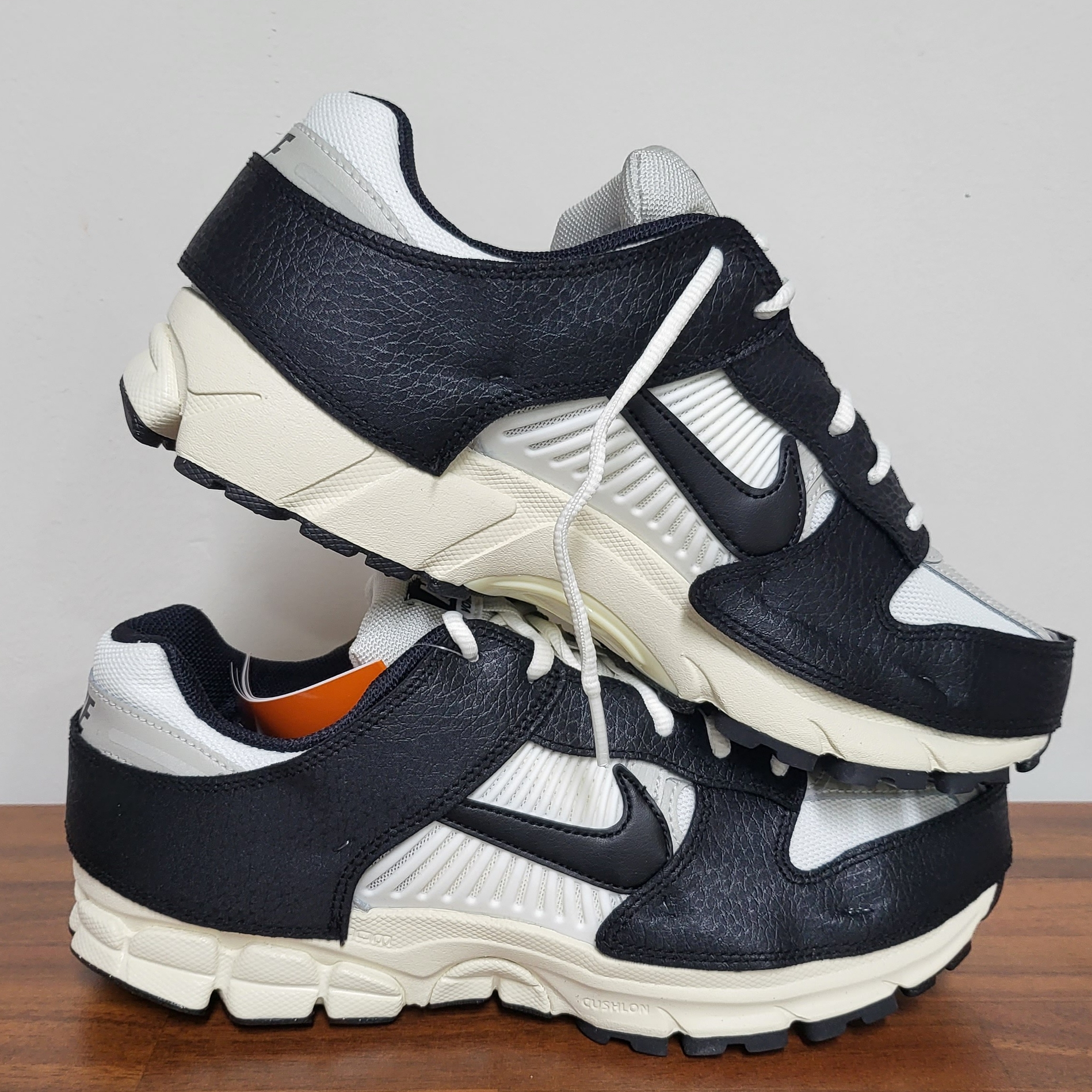 (W) Nike Zoom Vomero 5 Wolf Grey and Black 착용 스타일 - 1