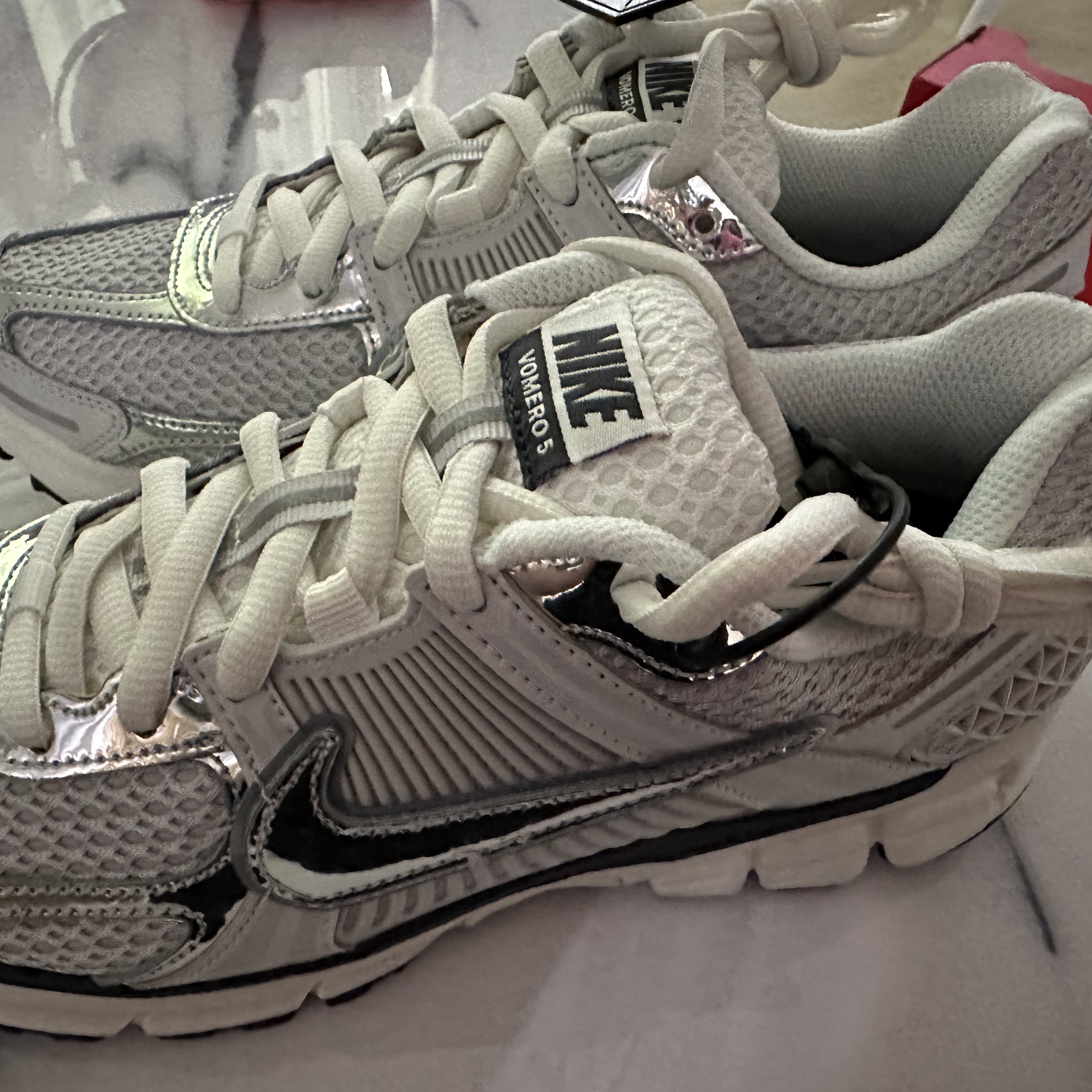 (W) Nike Zoom Vomero 5 Photon Dust and Metallic Silver 착용 스타일