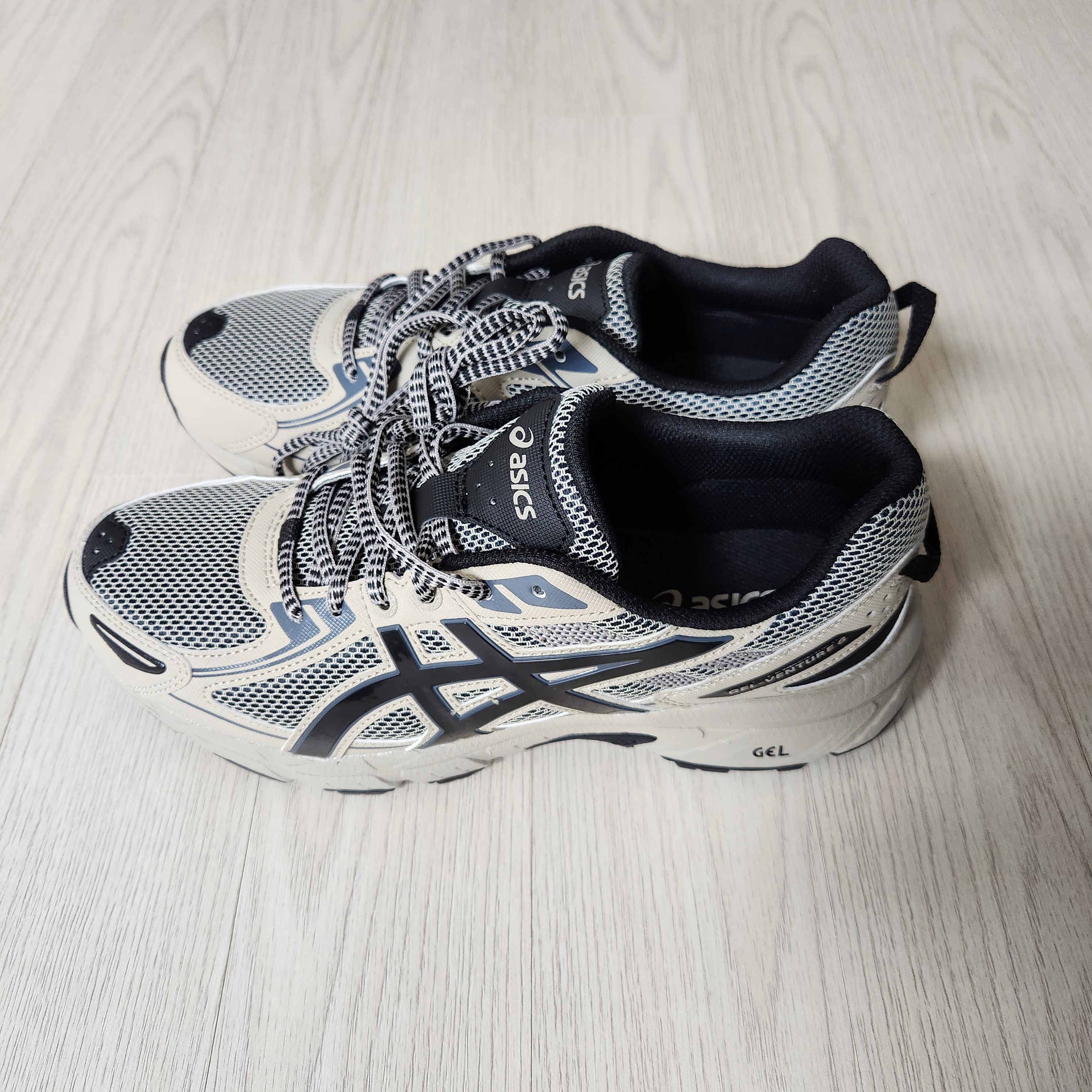 Asics Gel-Venture 6 Feather Grey Black 착용 스타일 - 2